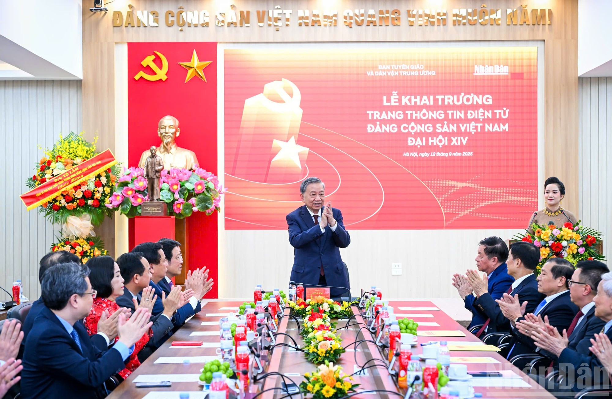 El secretario general del PCV, To Lam, interviene en la cita.