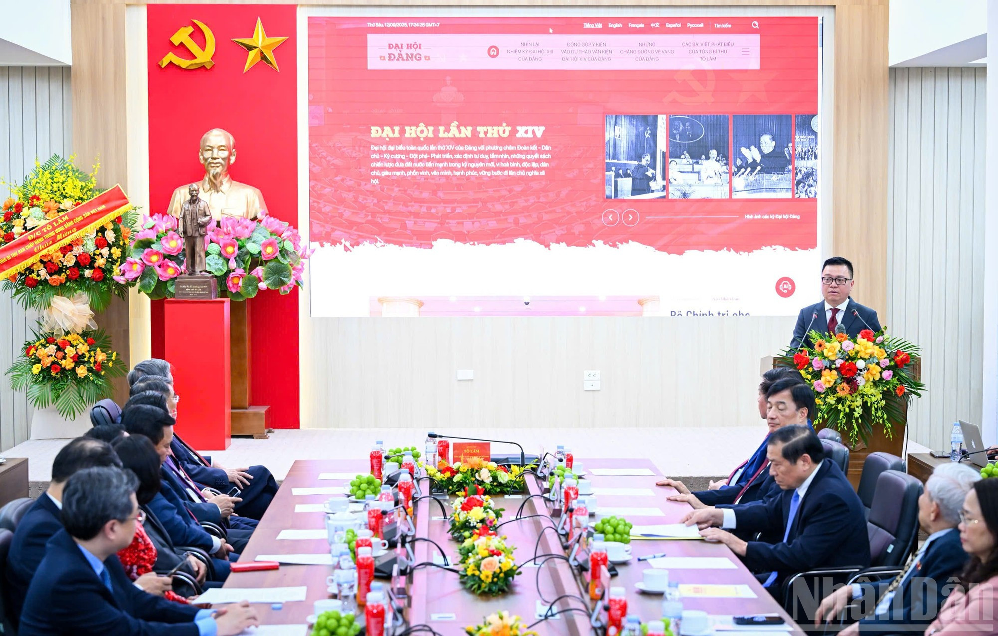 Al hablar en la ceremonia, el presidente-editor del periódico Nhan Dan, Le Quoc Minh afirma que el lanzamiento del portal del XIV Congreso del PCV es un acontecimiento de especial importancia, no solo para la labor propagandística del Partido, y también demuestra la determinación de renovar y modernizar los métodos de comunicación.
