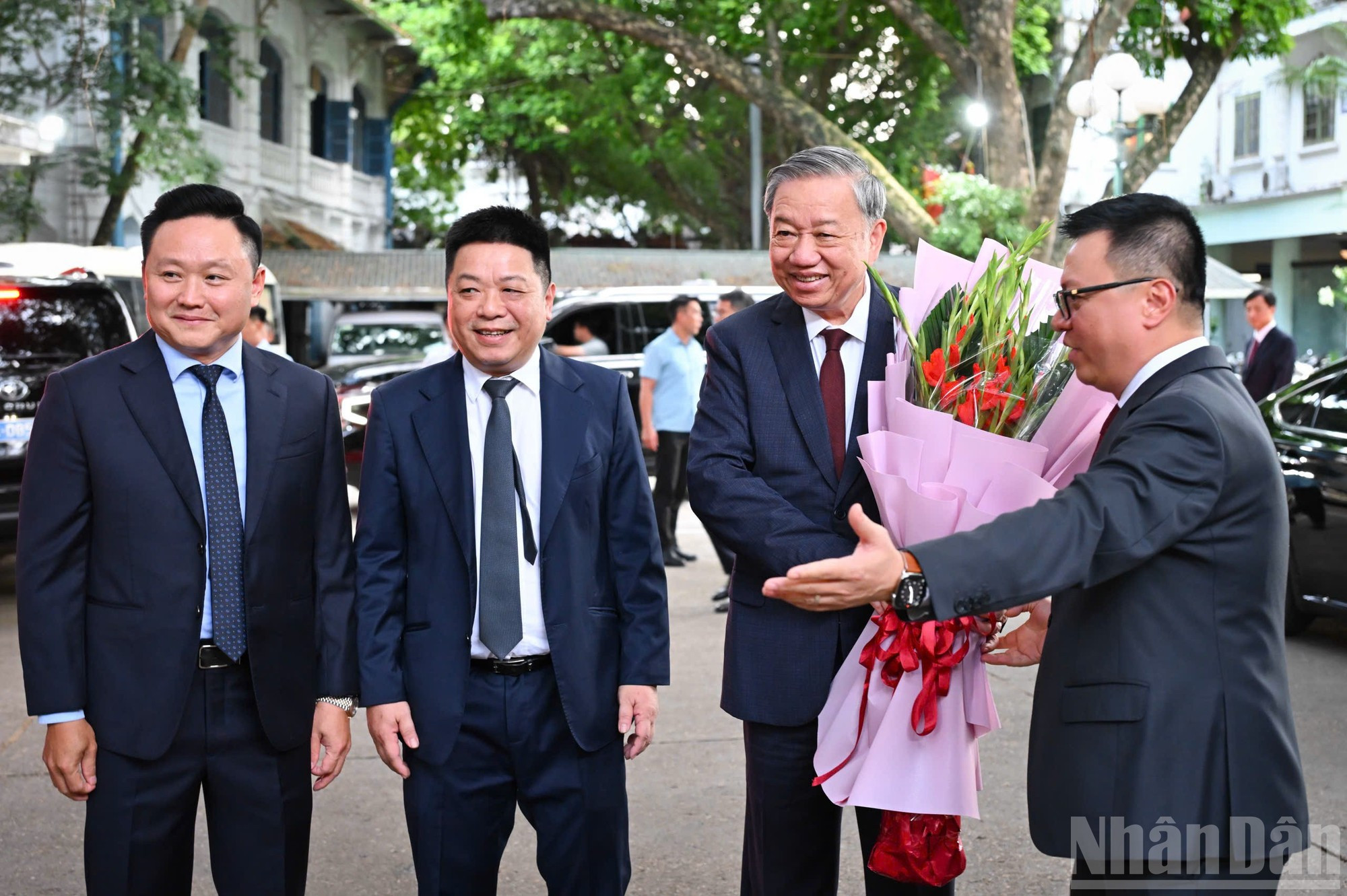 El presidente-editor del diario, Le Quoc Minh (a la derecha) recibe al secretario general To Lam.
