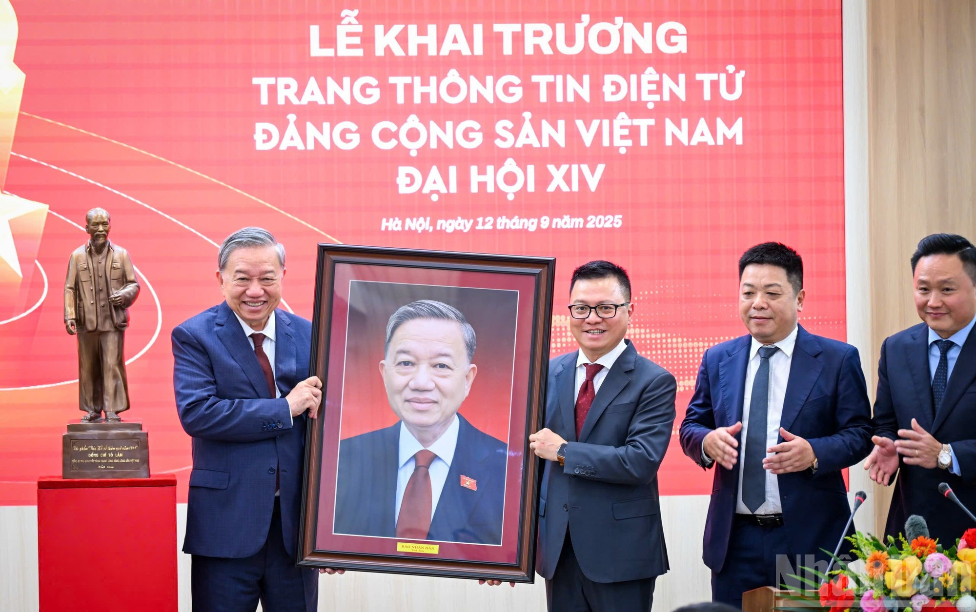 El diario regala un obsequio al secretario general To Lam.