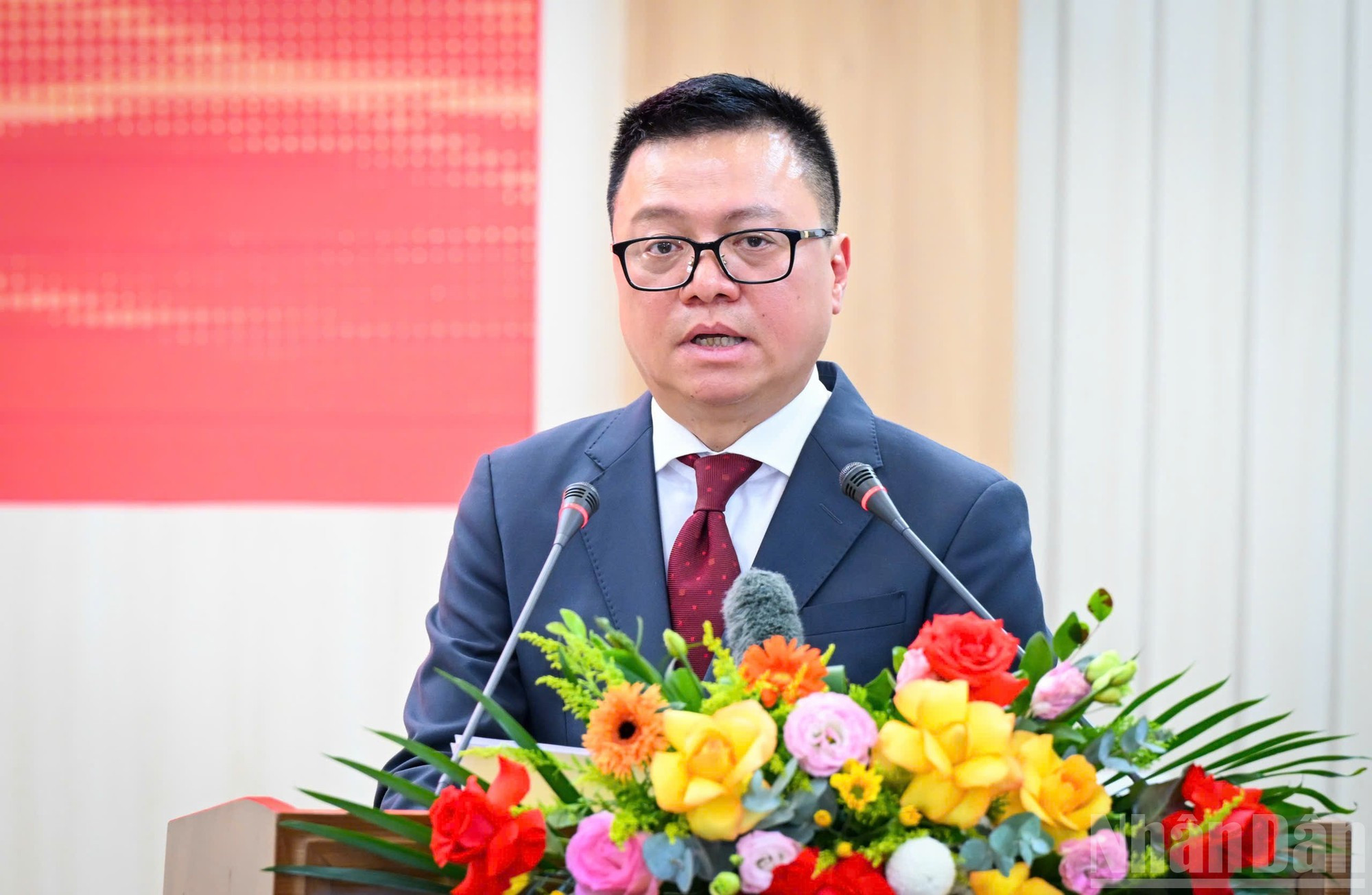 Quoc Minh explica que, para crear este portal, el periódico Nhan Dan ha aplicado diversas tecnologías modernas e inteligencia artificial, lo que le permite ofrecer una experiencia más completa a todos los lectores. Esto contribuirá a elevar la conciencia política y a fomentar la participación de toda la población en la construcción y defensa de la Patria.