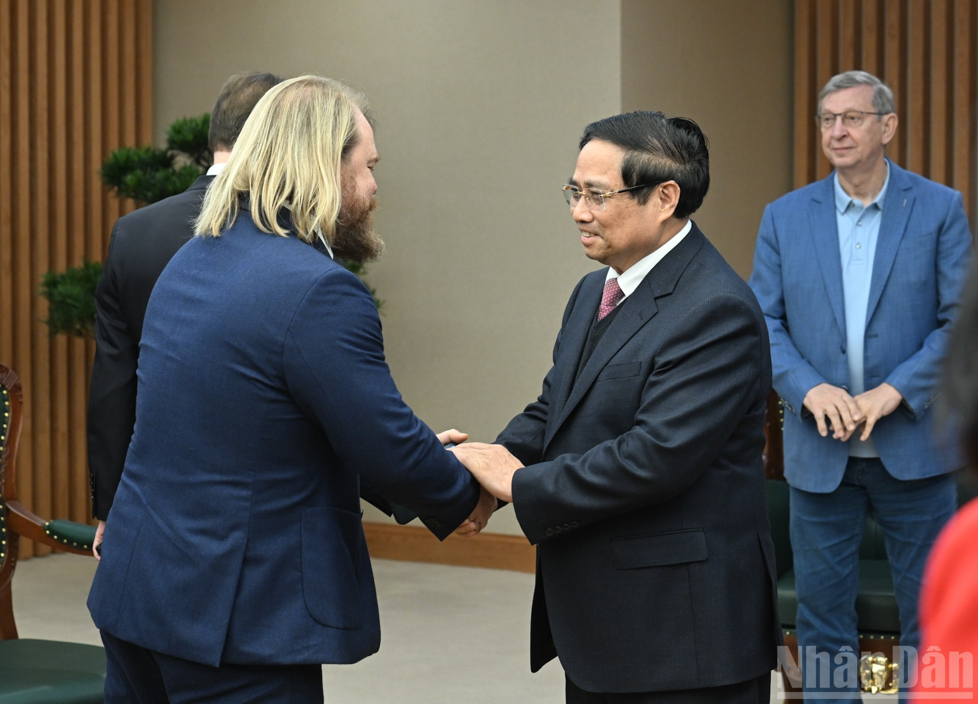 El premier Pham Minh Chinh saluda a los miembros de la delegación del Grupo AFK Sistema de Rusia.