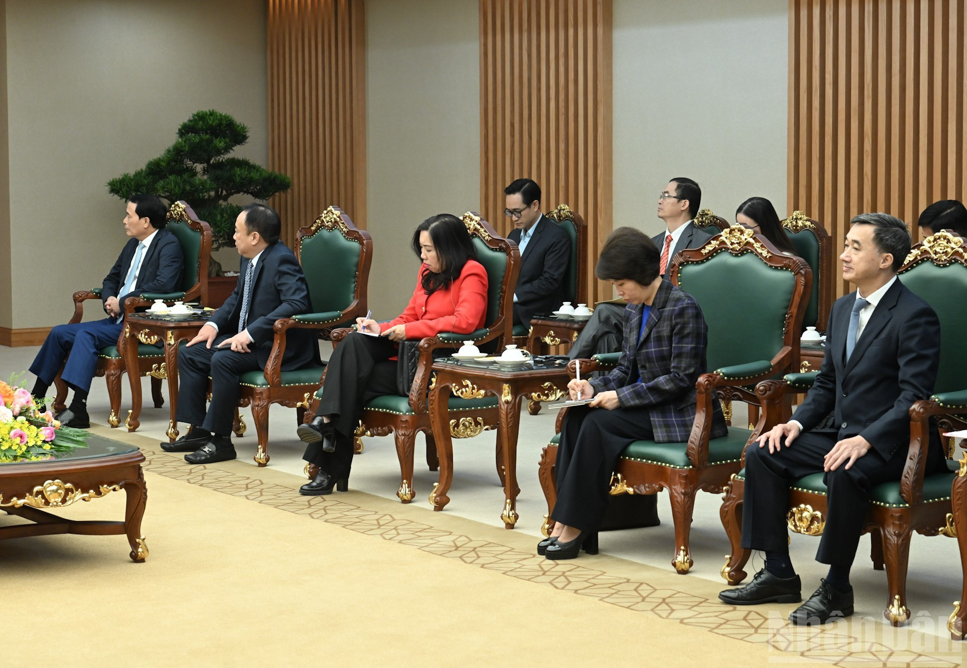 Funcionarios vietnamitas intervienen en el encuentro.