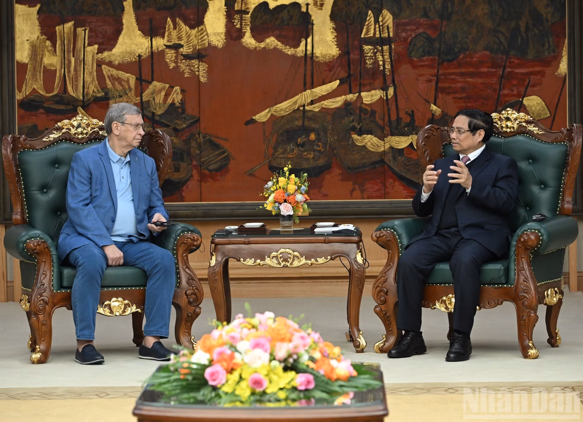 El premier Pham Minh Chinh conversa con el presidente del Grupo AFK Sistema de Rusia, Vladimir Petrovich Evtushenkov.