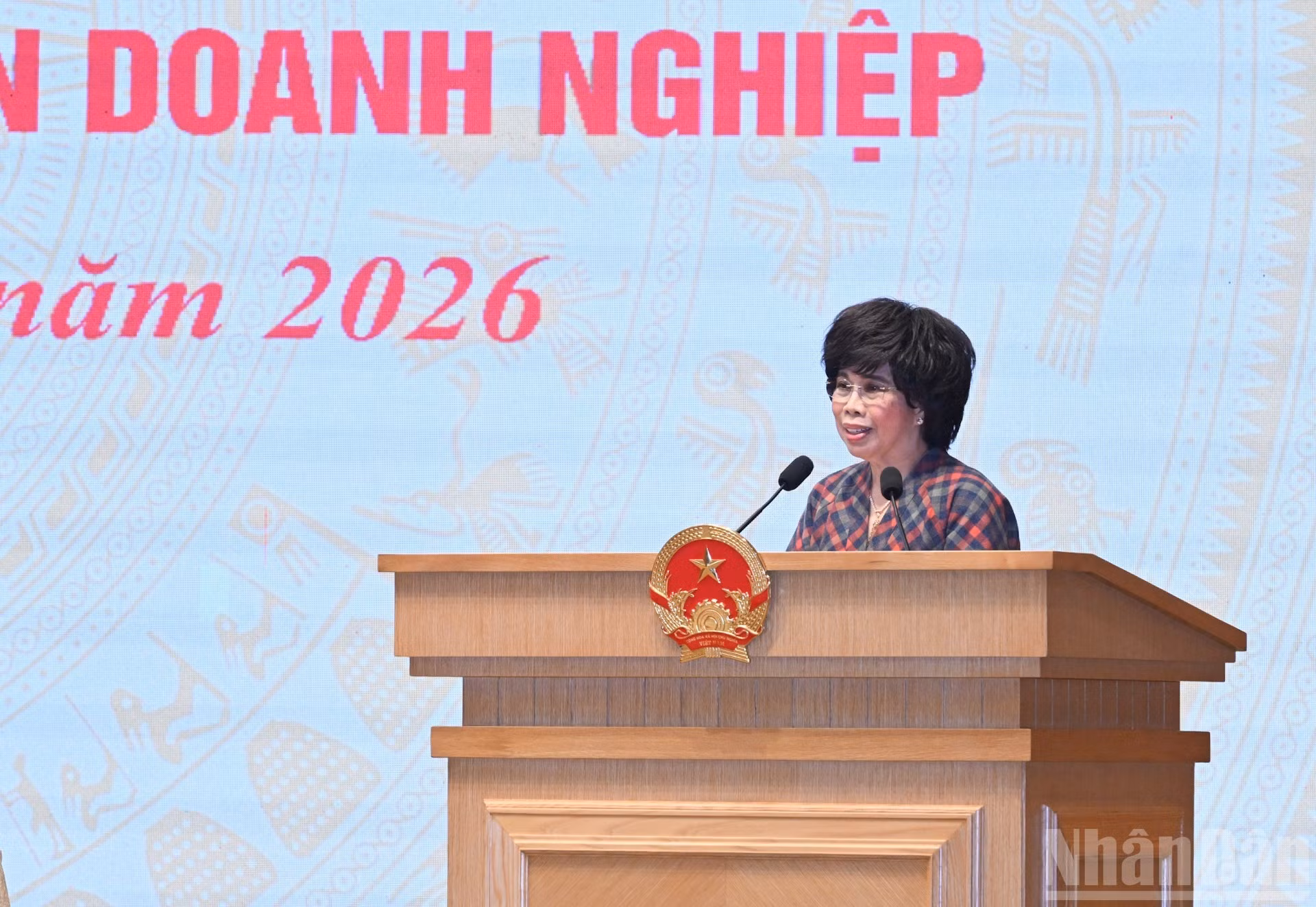 La presidenta del Grupo TH, Thai Huong, habla en el evento.