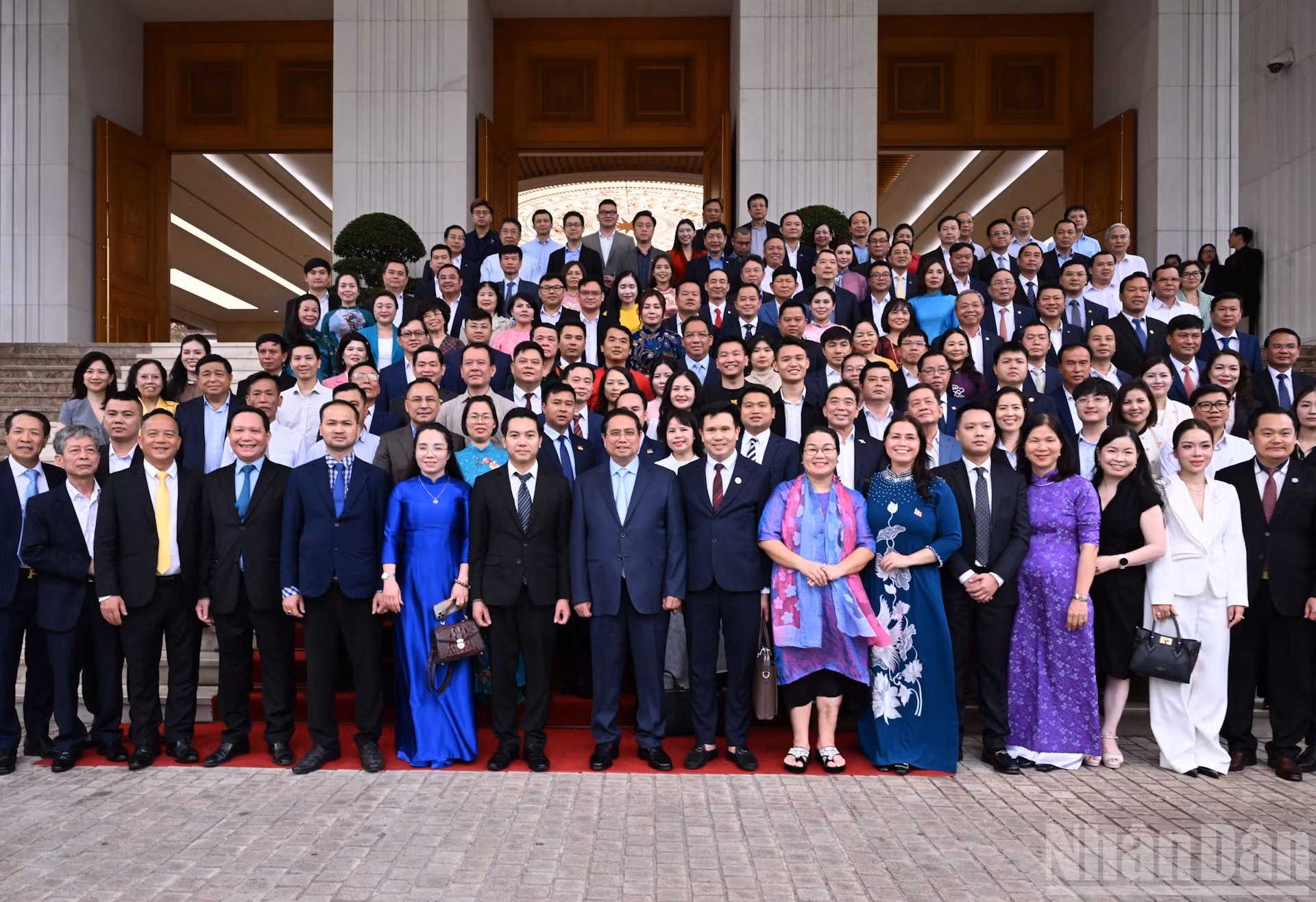 El primer ministro Pham Minh Chinh y los asistentes.