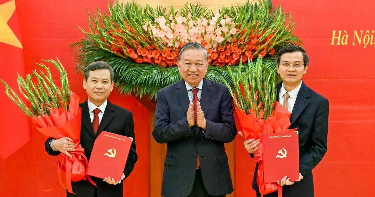 [Foto] Entregan decisión del Buró Político sobre la labor del personal