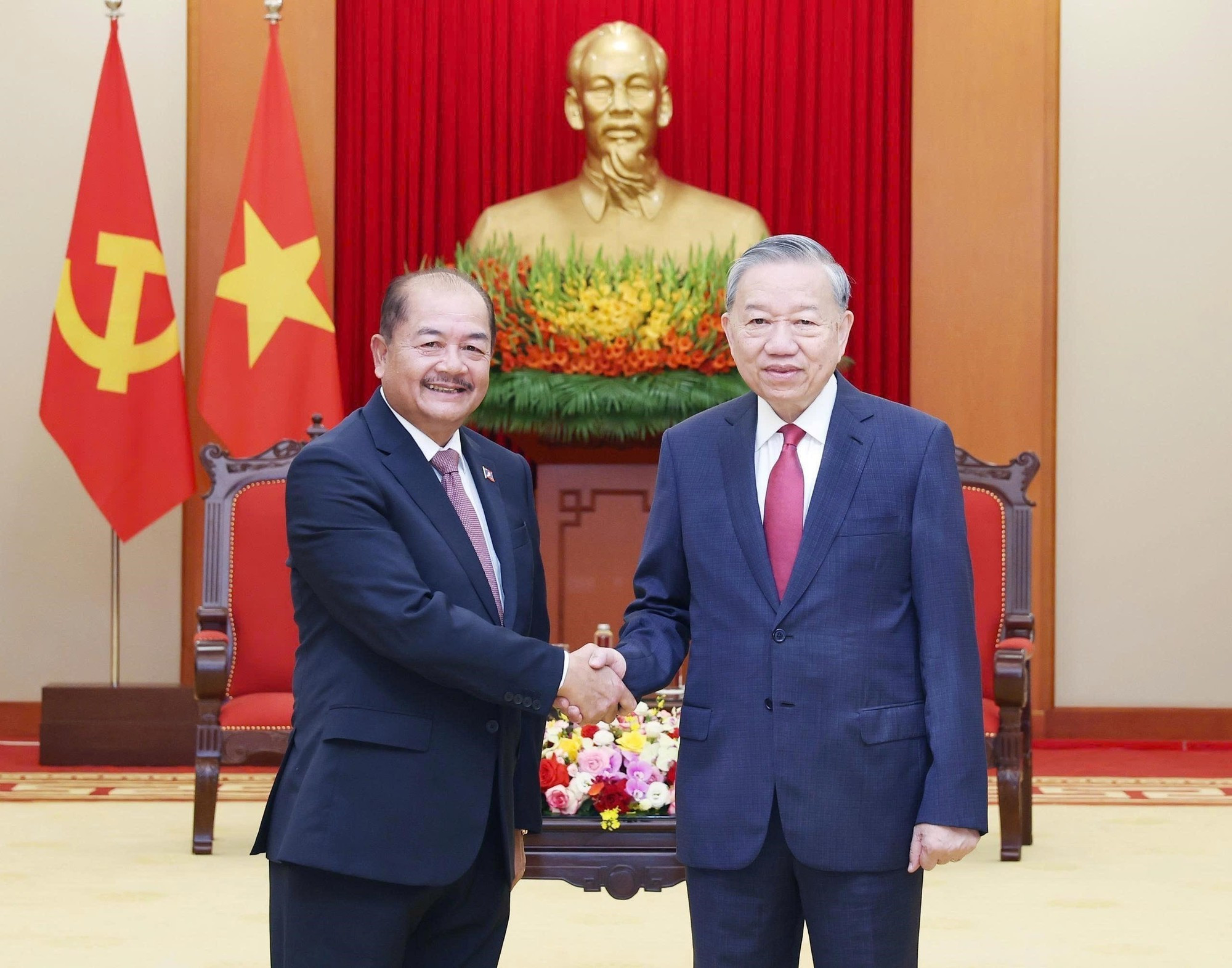 El secretario general del PCV, To Lam (a la derecha), recibe a Kikeo Khaykhamphithoune, miembro del Buró Político y viceprimer ministro. El secretario general del PCV, To Lam (a la derecha), recibe a Kikeo Khaykhamphithoune, miembro del Buró Político y viceprimer ministro.