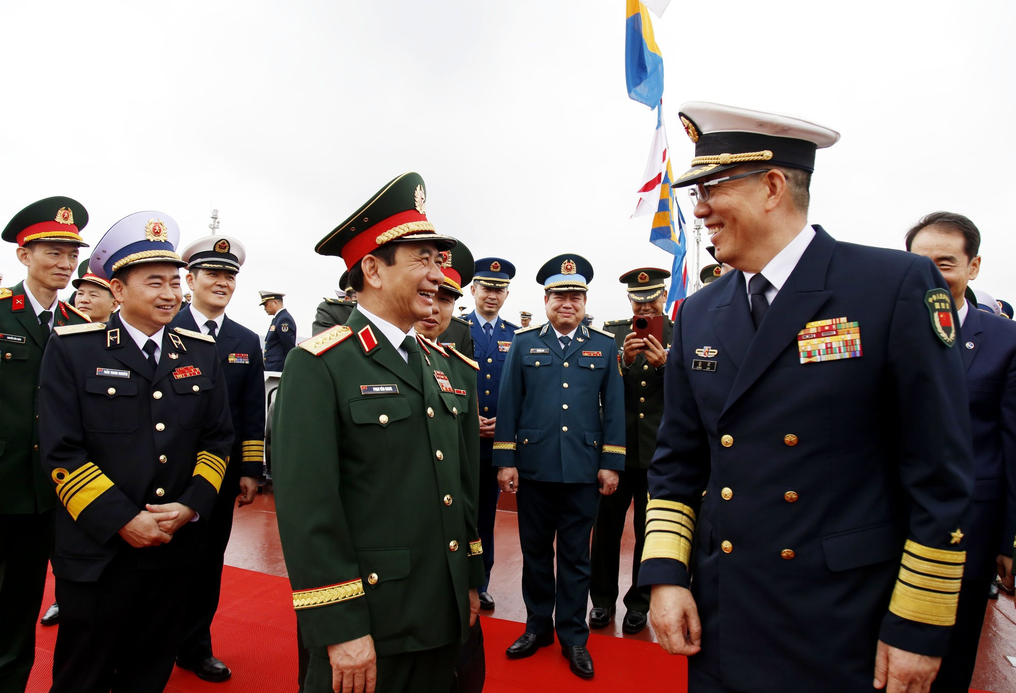 Ambos ministros visitan el buque 015.