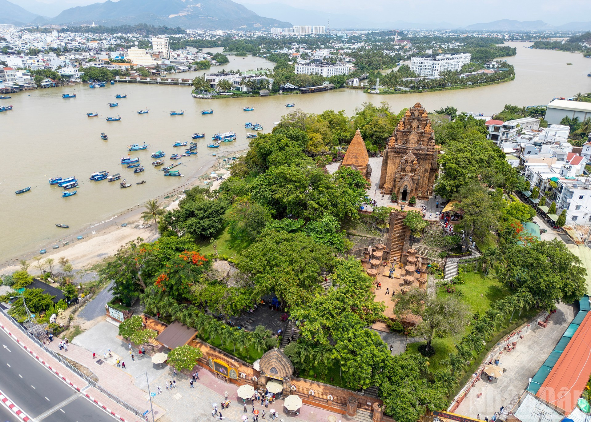 Nha Trang también alberga el Monumento Nacional Especial de las Torres del Templo Ponagar. Este complejo de la cultura Champa se encuentra en la colina de Cu Lao, cerca de la desembocadura del río Cai, a unos dos kilómetros al norte del centro de la ciudad. Construido entre los siglos VIII y XIII, el monumento está dedicado a la diosa madre Thien Y A Na, la protectora madre que, según la leyenda de los pueblos cham, protege las cosechas y enseña los oficios.