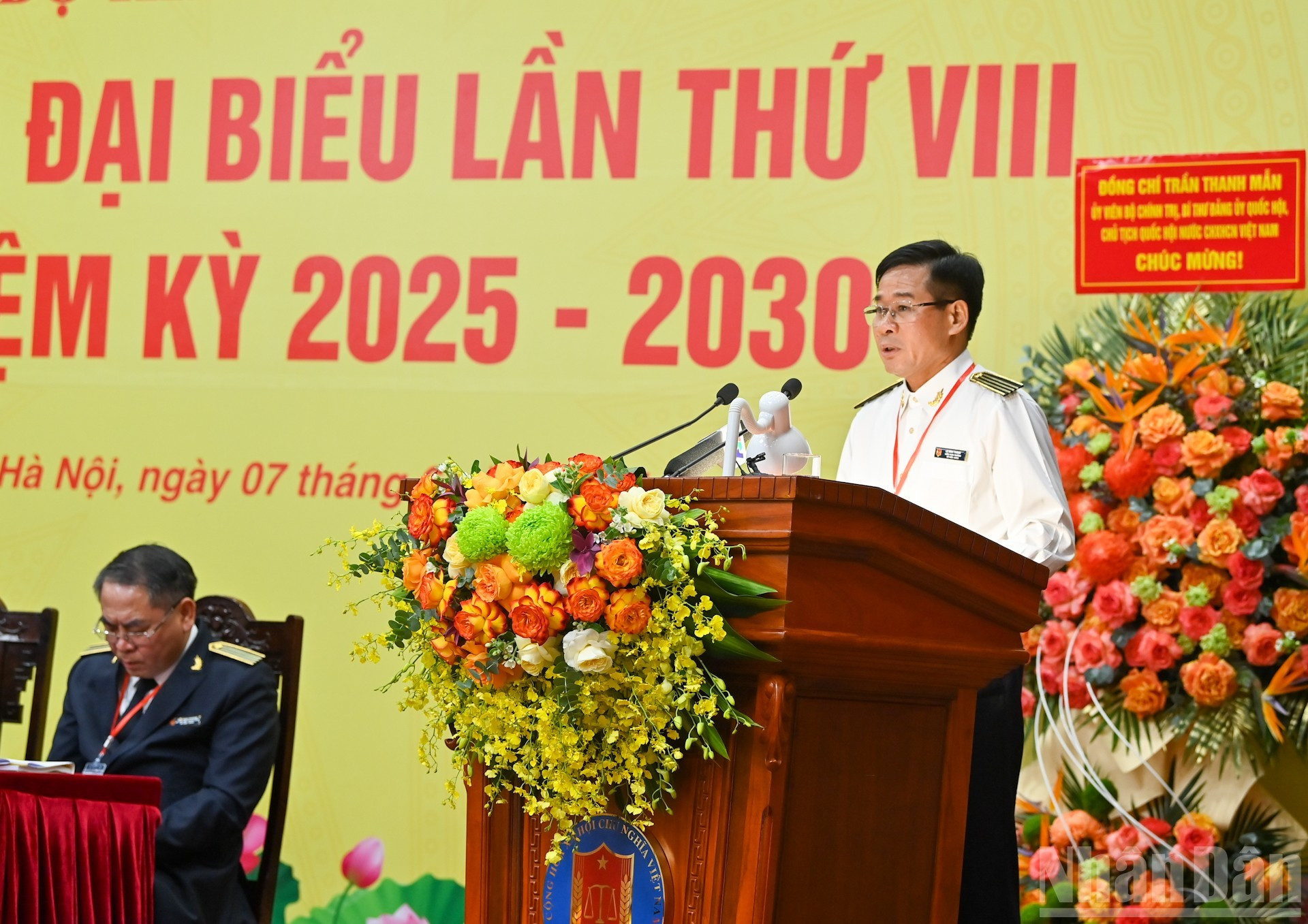 Un delegado presenta un informe.