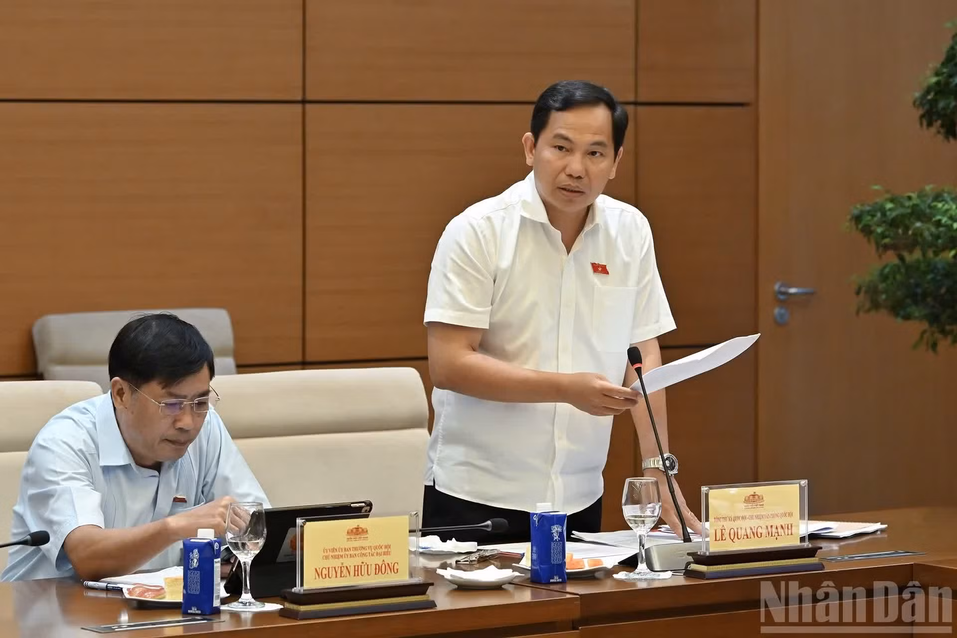 El secretario general de la Asamblea Nacional y jefe de la Oficina del cuerpo Legislativo, Le Quang Manh, interviene en la reunión.