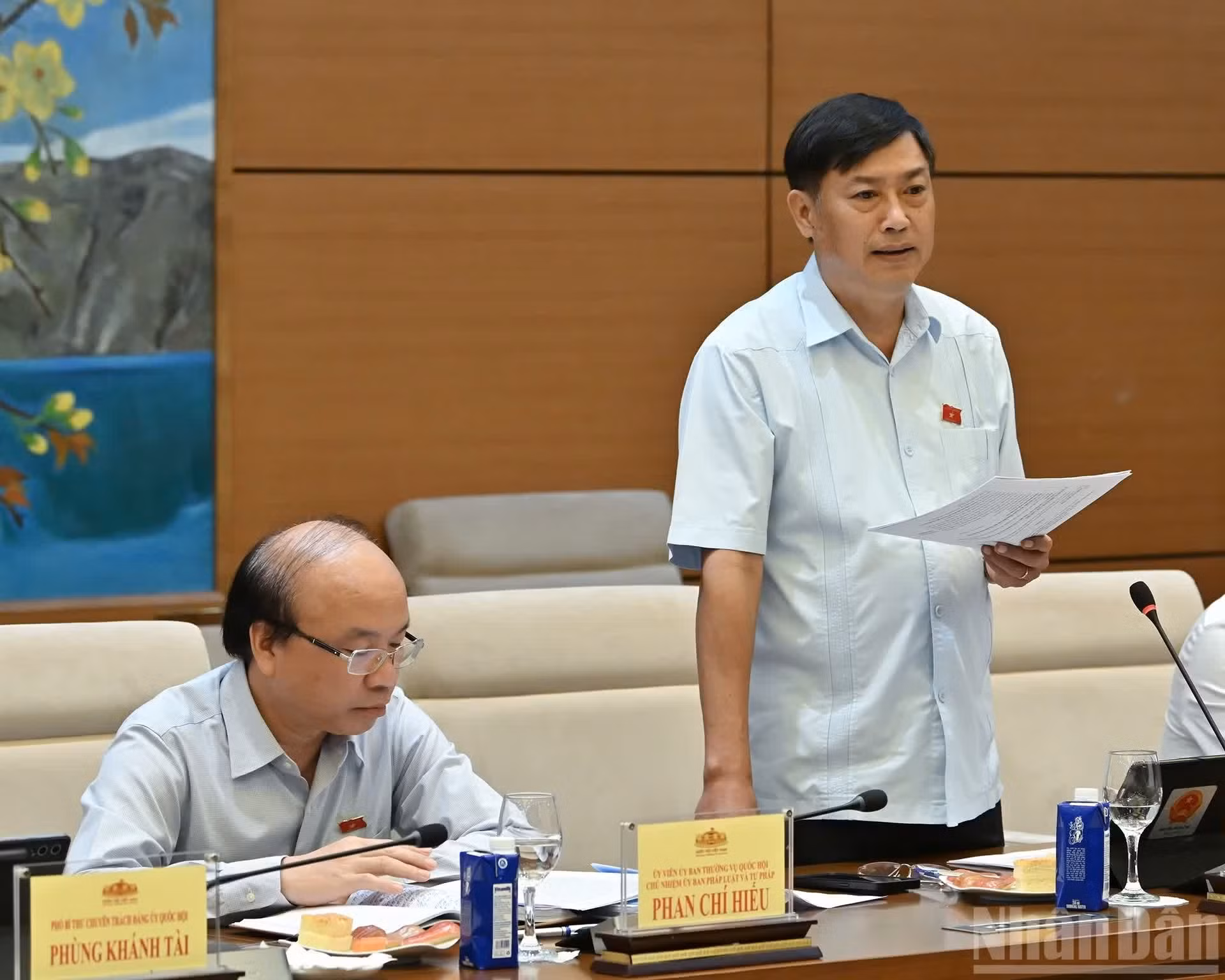 El jefe del Comité de Asuntos de Diputados, Nguyen Huu Dong, presenta un informe.