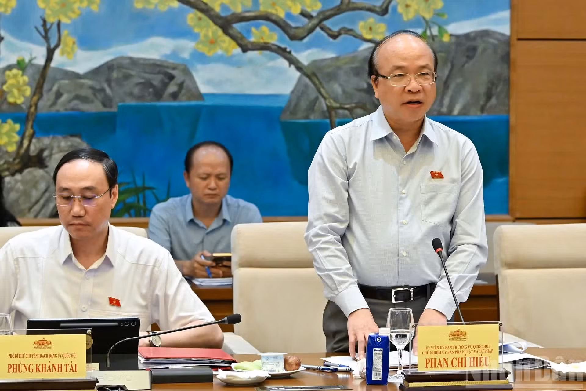 El presidente de la Comisión de Jurídica y Judicial, Phan Chi Hieu, interviene en la reunión.