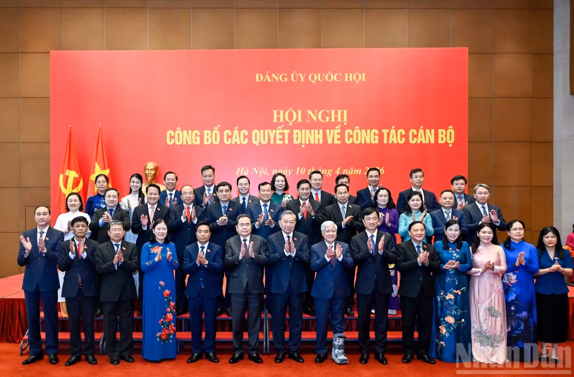 El máximo líder To Lam y los asistentes al acto.