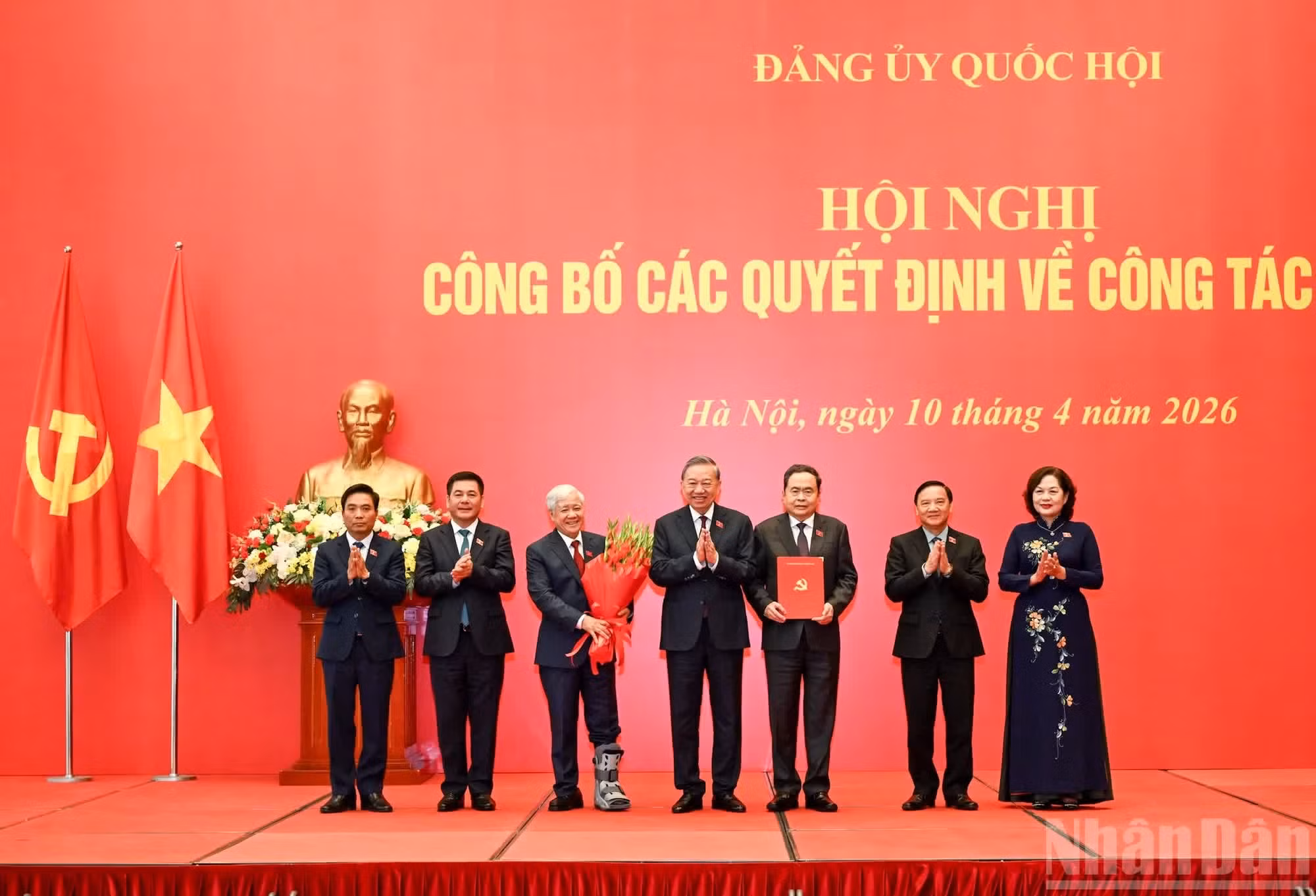 [Foto] Máximo dirigente de Vietnam anuncia decisiones del Buró Político sobre trabajo del personal