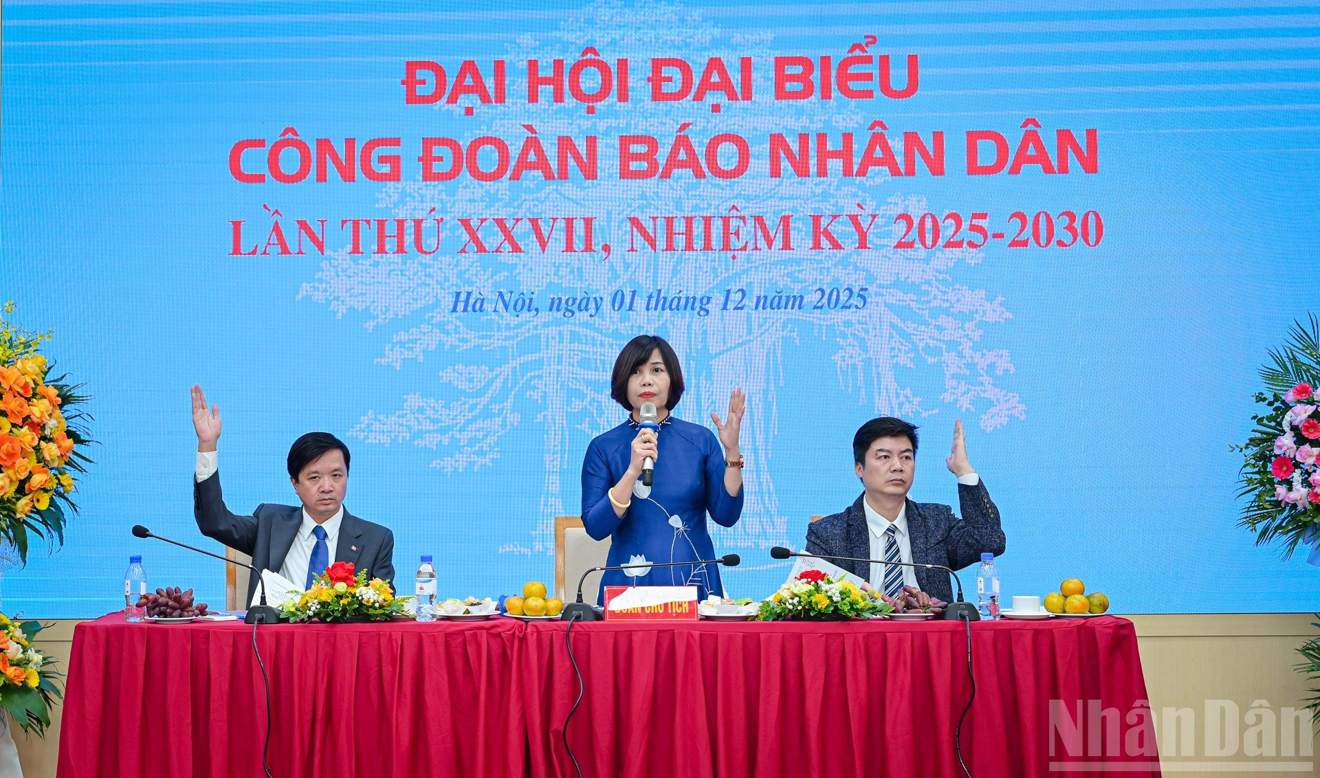 El Presídium del Congreso dirige el evento.