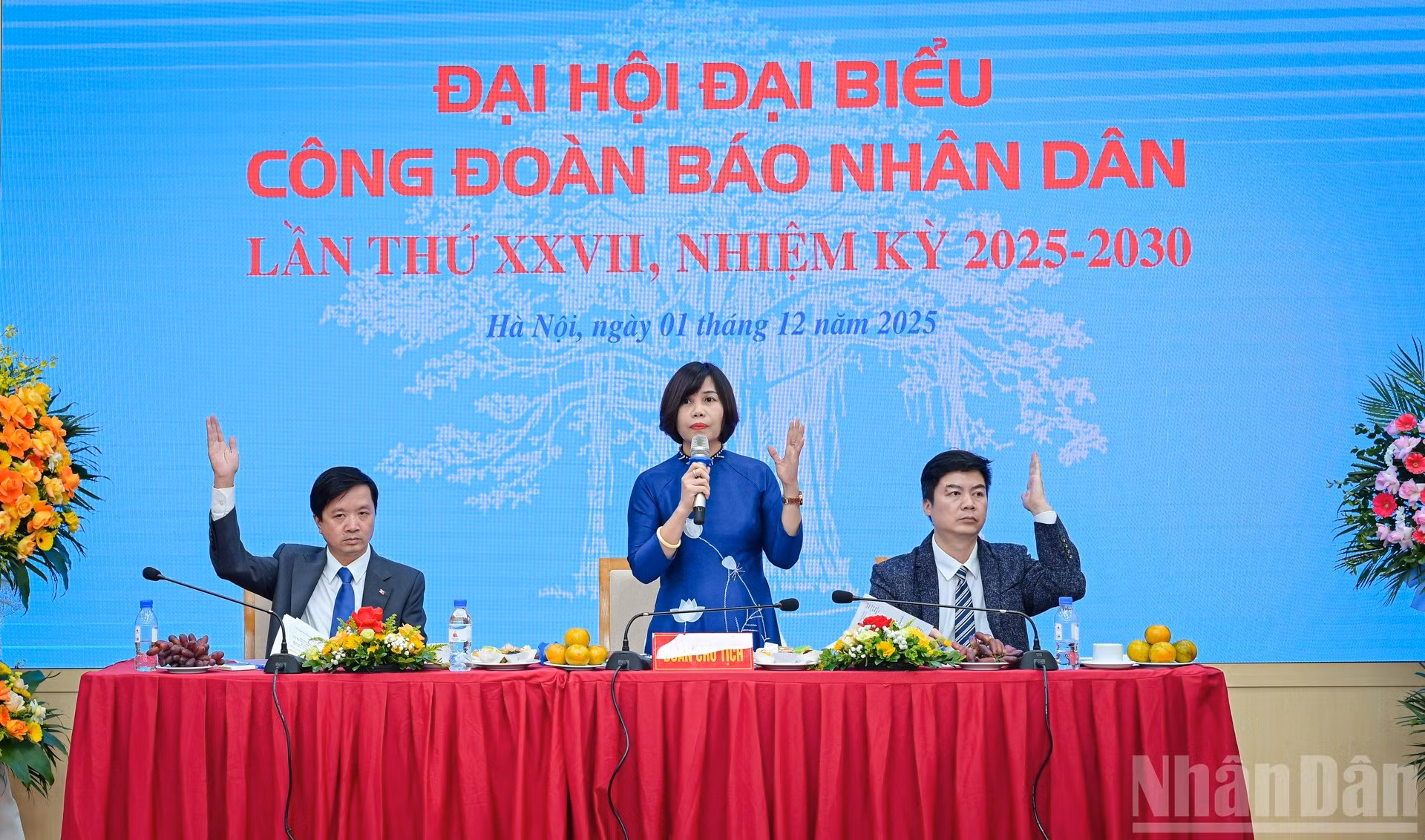 El Presídium del Congreso dirige el evento.