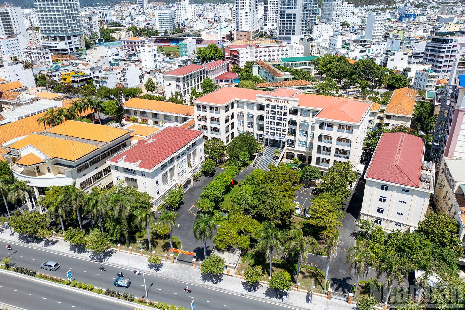 En Nha Trang se encuentran muchas instituciones científicas de prestigio. El Instituto Pasteur de Nha Trang, fundado en 1895, es uno de los centros médicos más antiguos de Vietnam y forma parte de la red global de Institutos Pasteur fundada por Louis Pasteur. Desde principios del siglo XX, esta entidad ha desempeñado un papel pionero en la investigación, la prevención de epidemias, la producción de vacunas y la capacitación del personal médico.