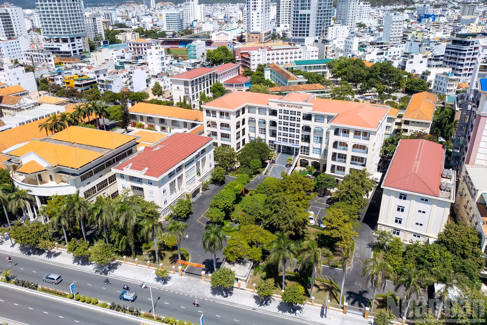 En Nha Trang se encuentran muchas instituciones científicas de prestigio. El Instituto Pasteur de Nha Trang, fundado en 1895, es uno de los centros médicos más antiguos de Vietnam y forma parte de la red global de Institutos Pasteur fundada por Louis Pasteur. Desde principios del siglo XX, esta entidad ha desempeñado un papel pionero en la investigación, la prevención de epidemias, la producción de vacunas y la capacitación del personal médico.