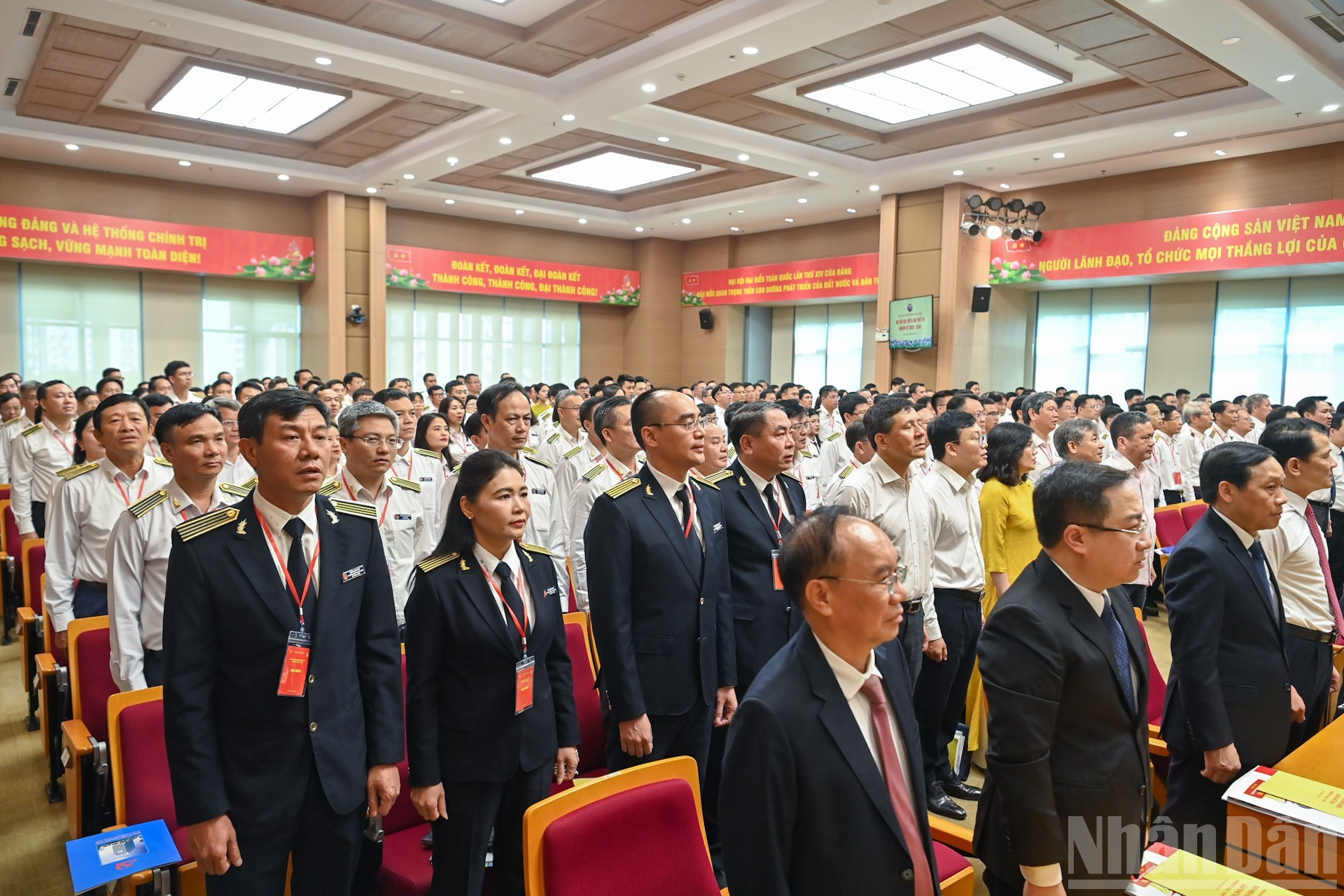 Delegados saludan a la bandera nacional.