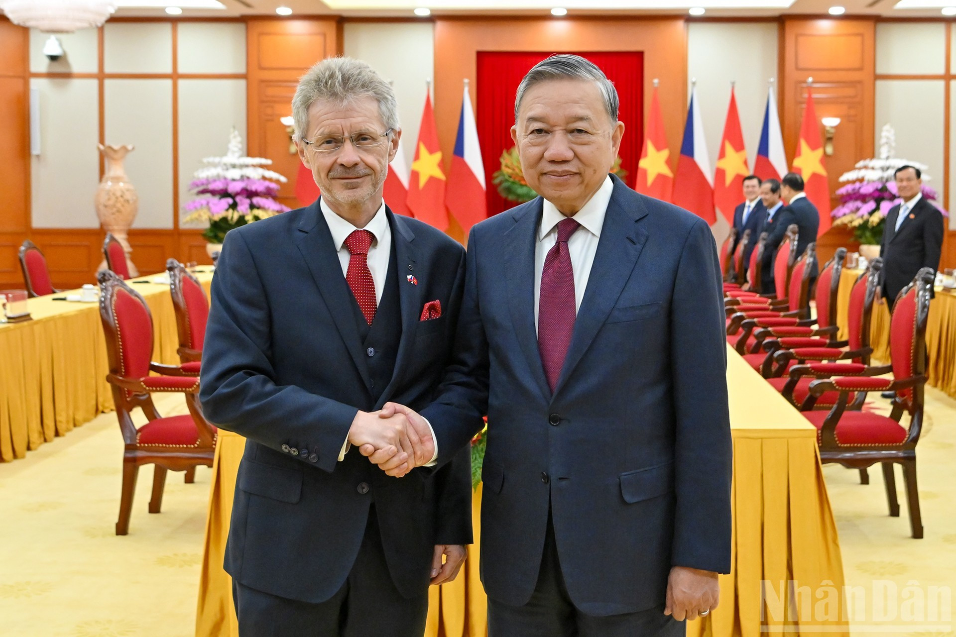 El secretario general del Partido Comunista de Vietnam, To Lam, y el titular del Senado de la República Checa, Milos Vystrcil.