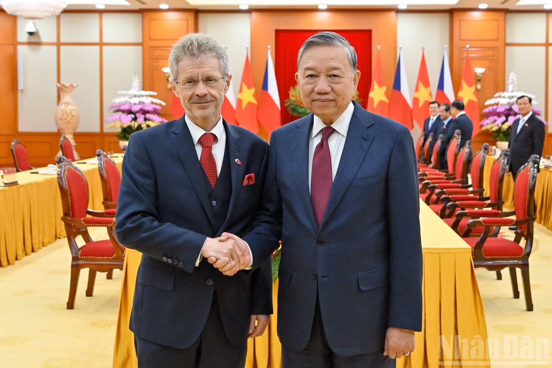El secretario general del Partido Comunista de Vietnam, To Lam, y el titular del Senado de la República Checa, Milos Vystrcil.