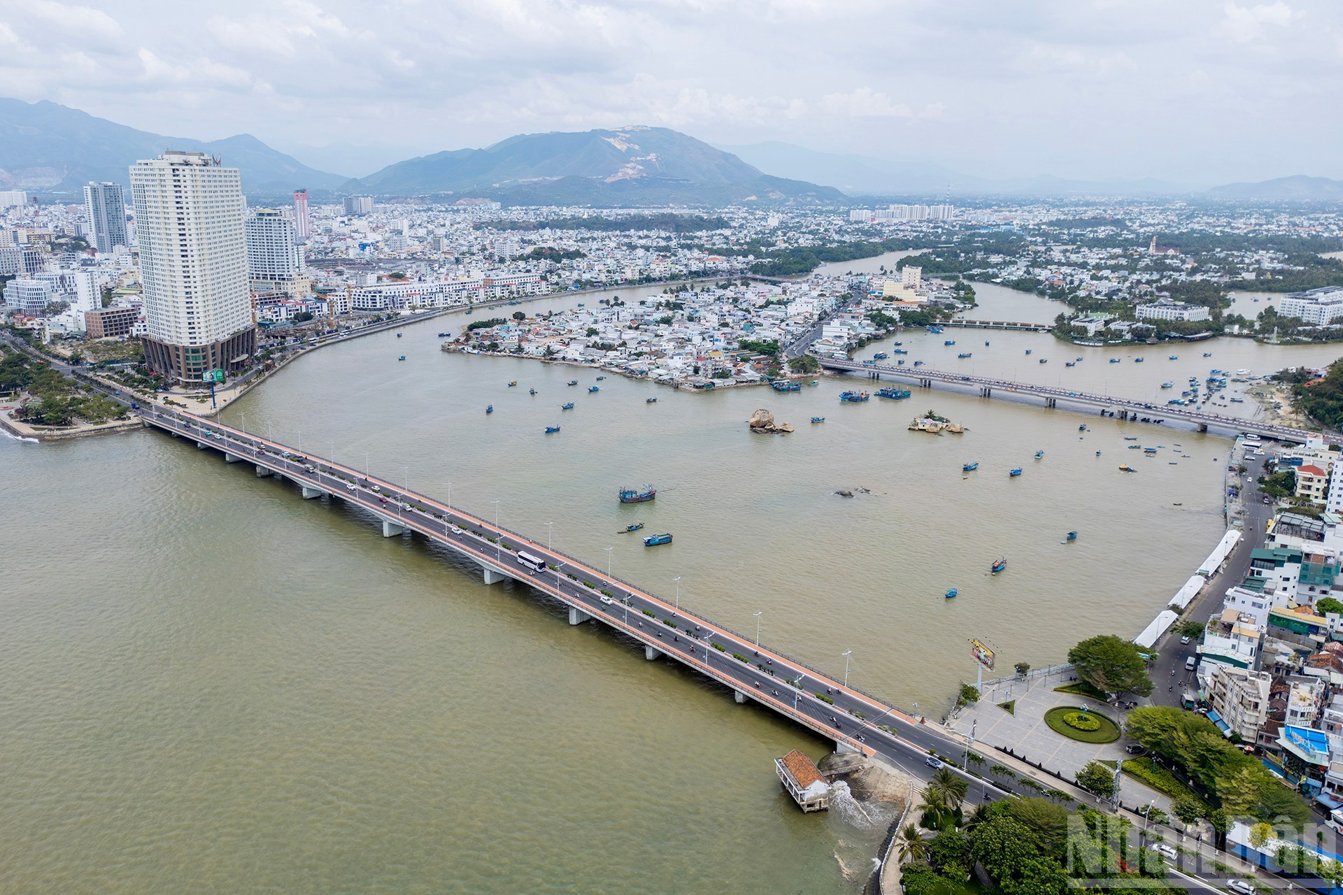 Cerca de la Torre de Ponagar se encuentran dos puentes que cruzan el río Cai y conectan el centro de la ciudad con el área del norte: el de Xom Bong y el de Tran Phu. Ambos puentes son importantes para el desarrollo de la infraestructura de transporte y el turismo en Nha Trang, ya que facilitan el tránsito de residentes y turistas.