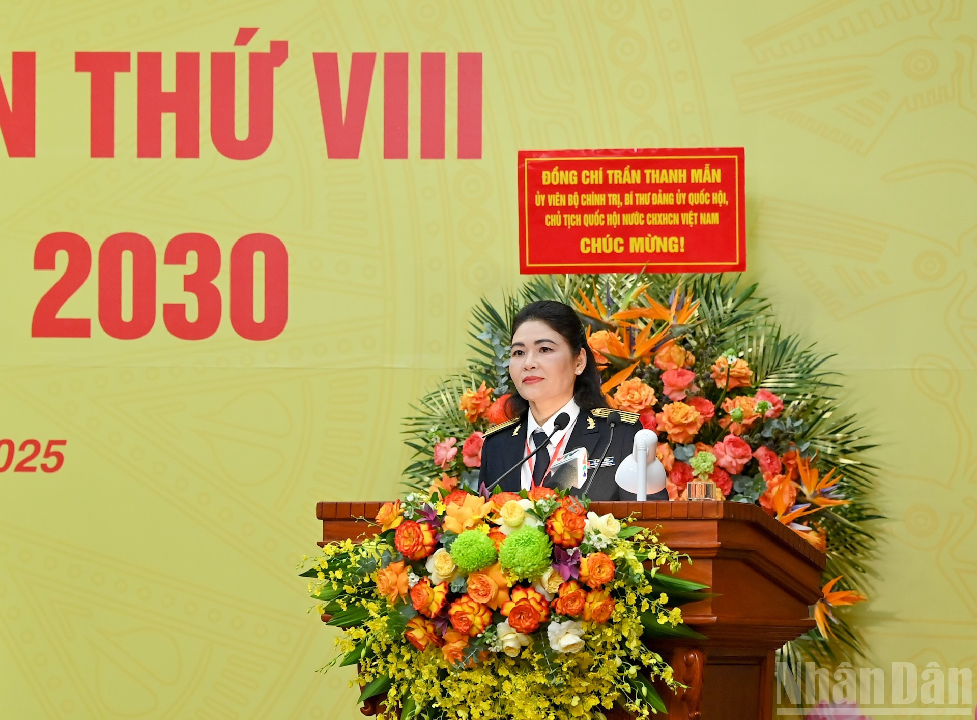 La vicepresidenta de la Auditoría Estatal, Ha Thi My Dung, presenta el informe de evaluación del Comité del Partido de la Auditoría Estatal para el período 2020-2025.