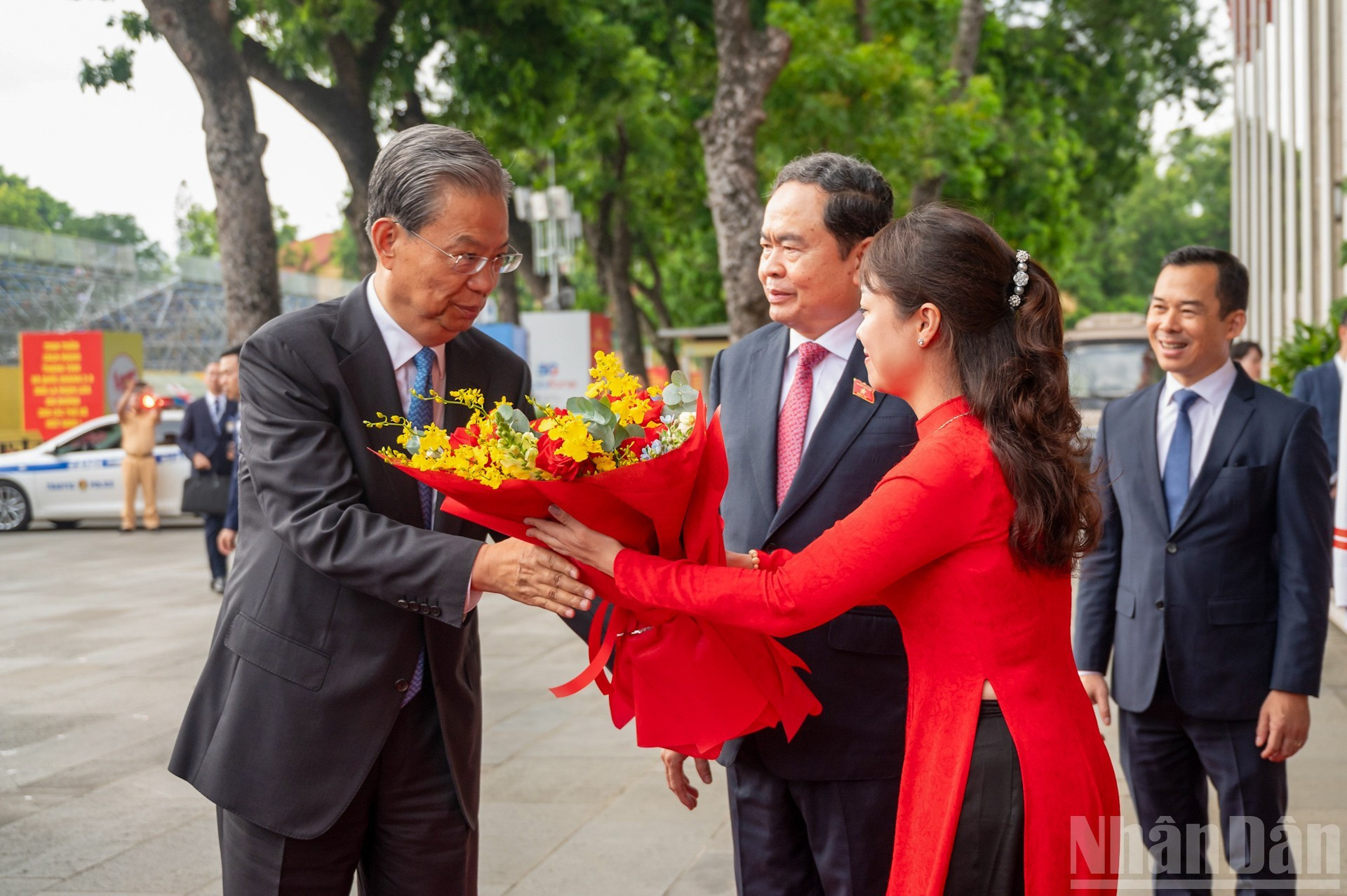 Personal de la Oficina de la ANV entrega flores de bienvenida al dirigente legislativo chino. Personal de la Oficina de la ANV entrega flores de bienvenida al dirigente legislativo chino.