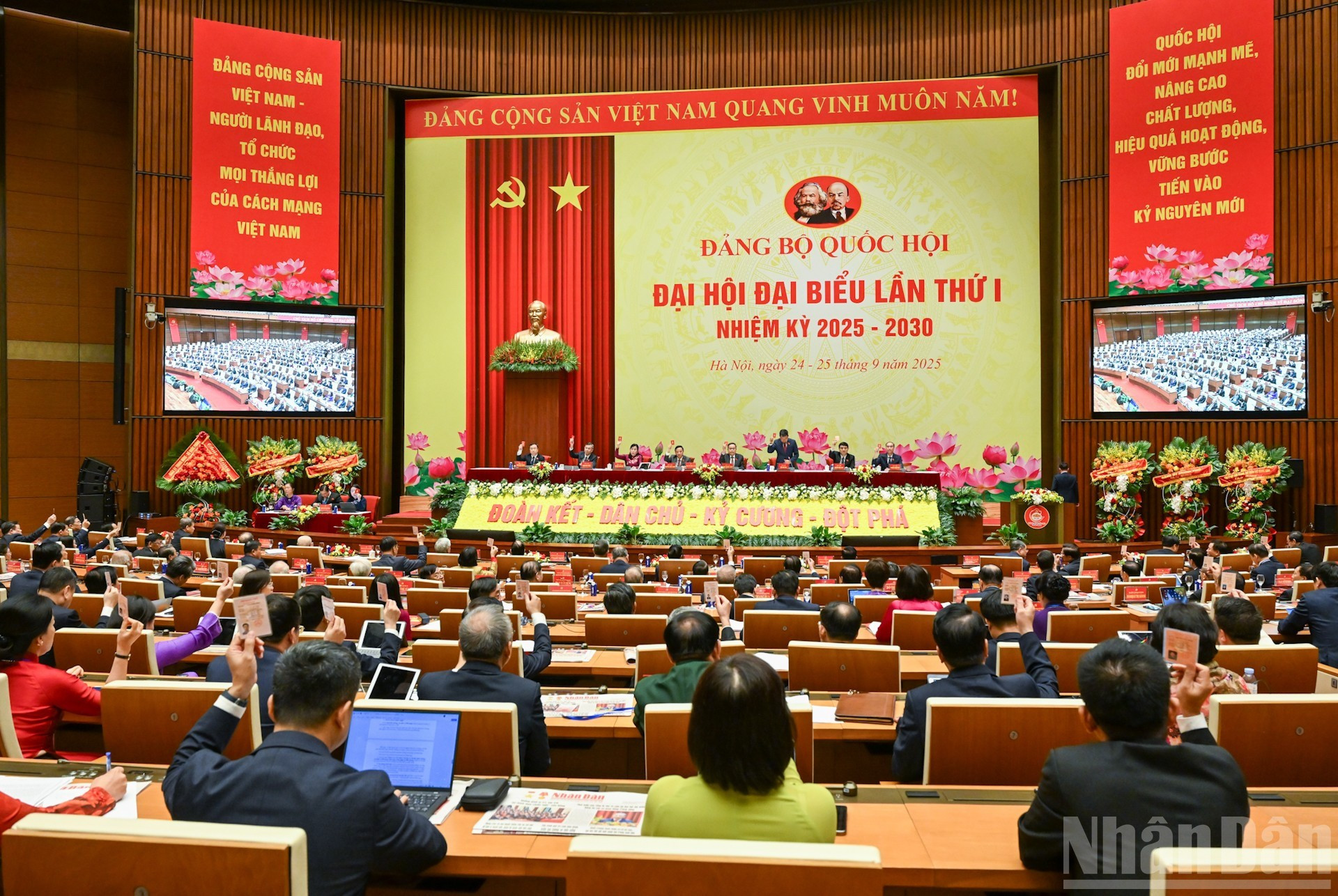 Los delegados votan por aprobar las resoluciones de la Asamblea.