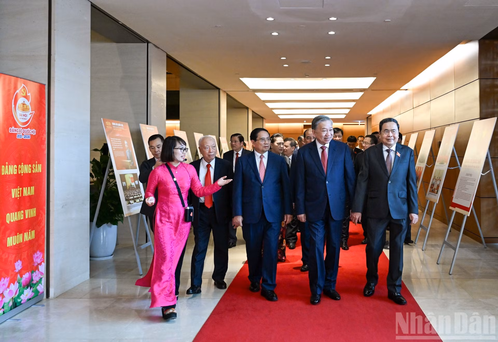 El secretario general del PCV, To Lam (en el centro), el primer ministro Pham Minh Chinh, y el presidente de la ANV, Tran Thanh Man, visitan una exposición sobre las actividades del Parlamento vietnamita.