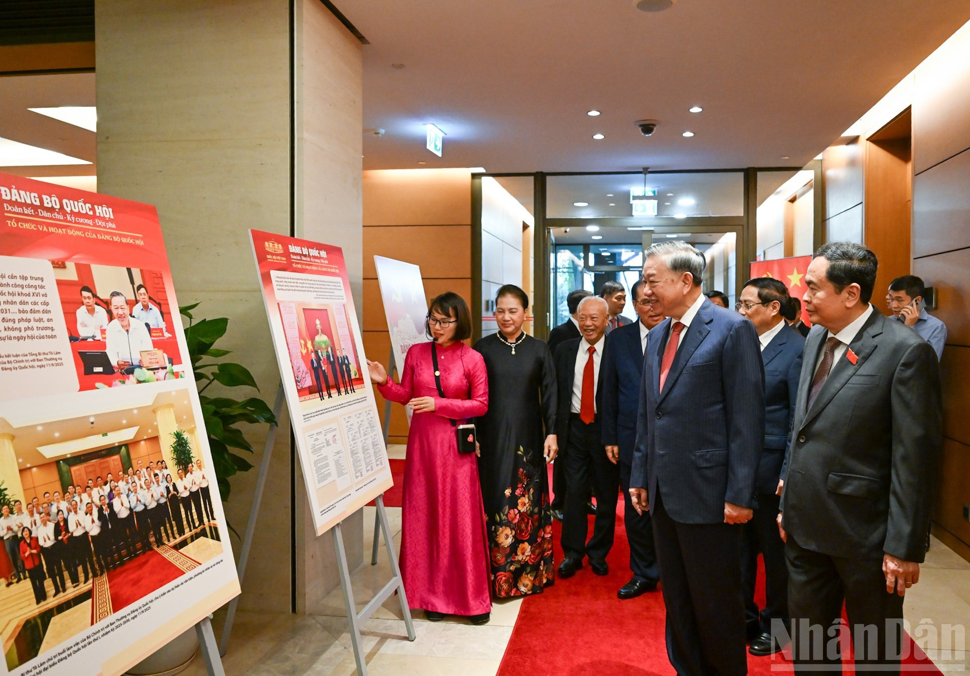 Dirigentes y exlíderes del Partido y el Estado visitan la exposición. Dirigentes y exlíderes del Partido y el Estado visitan la exposición.