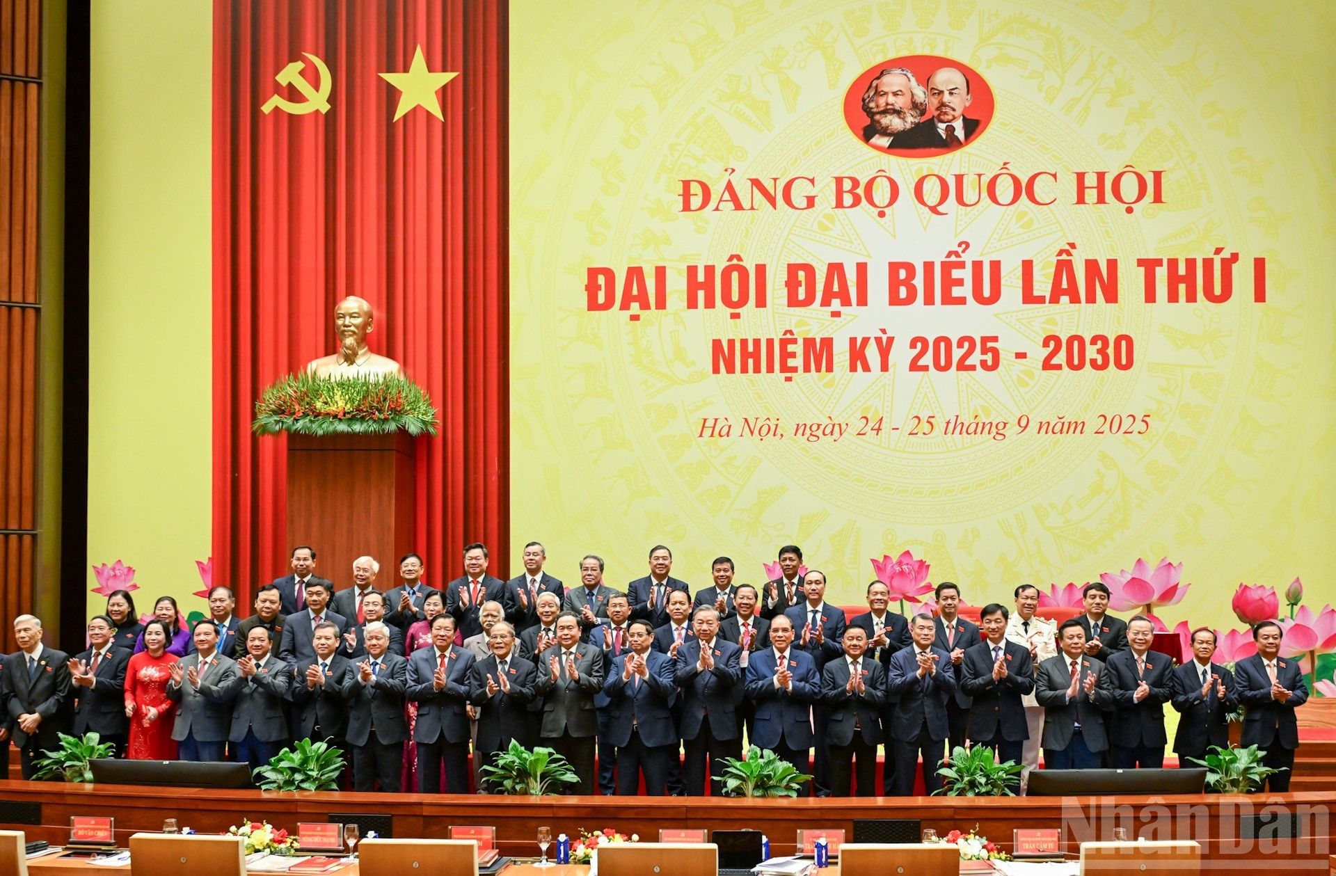 El secretario general To Lam y los líderes y exdirigentes del Partido y del Estado en la cita.