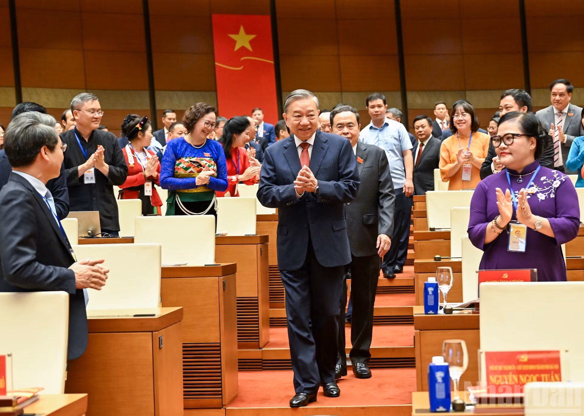 El secretario general del PCV, To Lam, acude al evento.