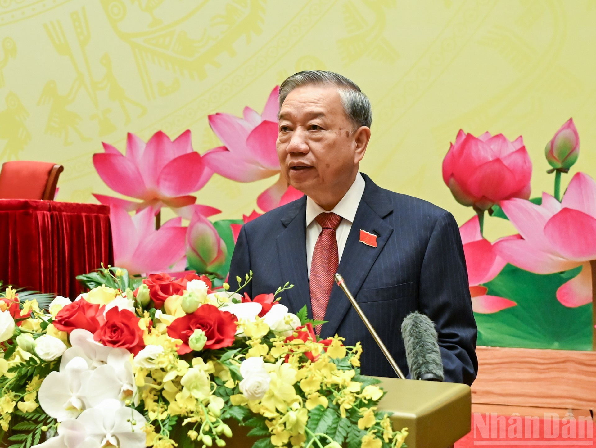 El líder partidista To Lam toma la palabra en el evento.