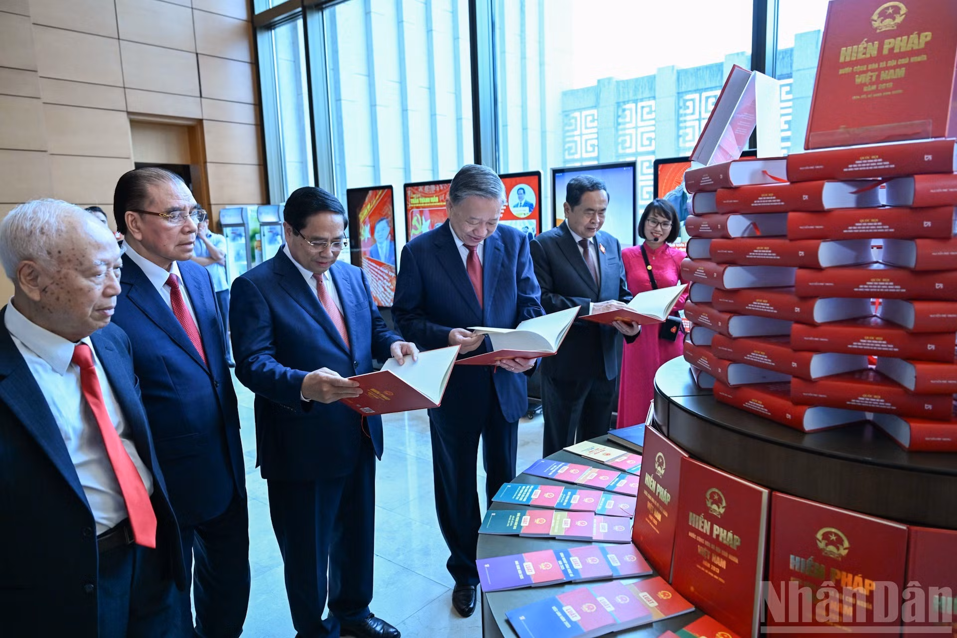 El líder partidista To Lam y los dirigentes y exdirigentes del Partido y del Estado visitan la exhibición.