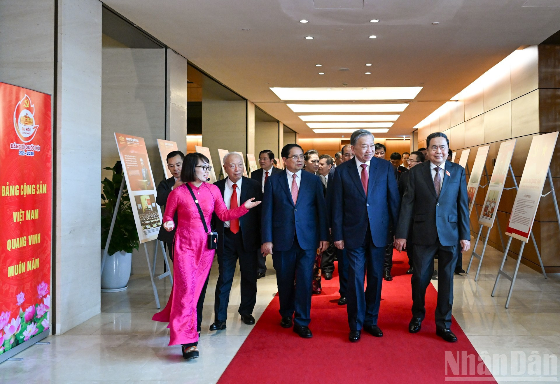 El secretario general del PCV, To Lam (en el centro), el primer ministro Pham Minh Chinh, y el presidente de la ANV, Tran Thanh Man, visitan una exposición sobre las actividades del Parlamento vietnamita. El secretario general del PCV, To Lam (en el centro), el primer ministro Pham Minh Chinh, y el presidente de la ANV, Tran Thanh Man, visitan una exposición sobre las actividades del Parlamento vietnamita.