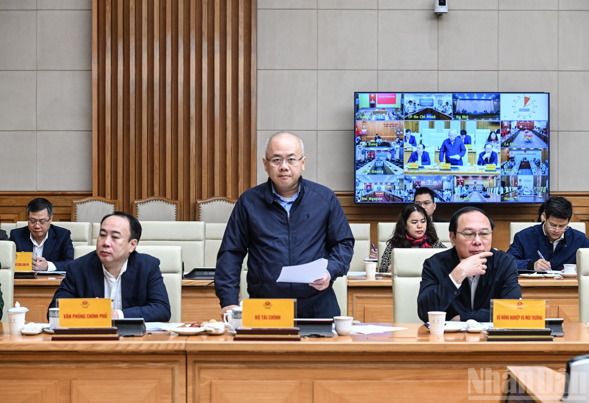 El viceministro de Finanzas Do Thanh Trung presenta un informe.