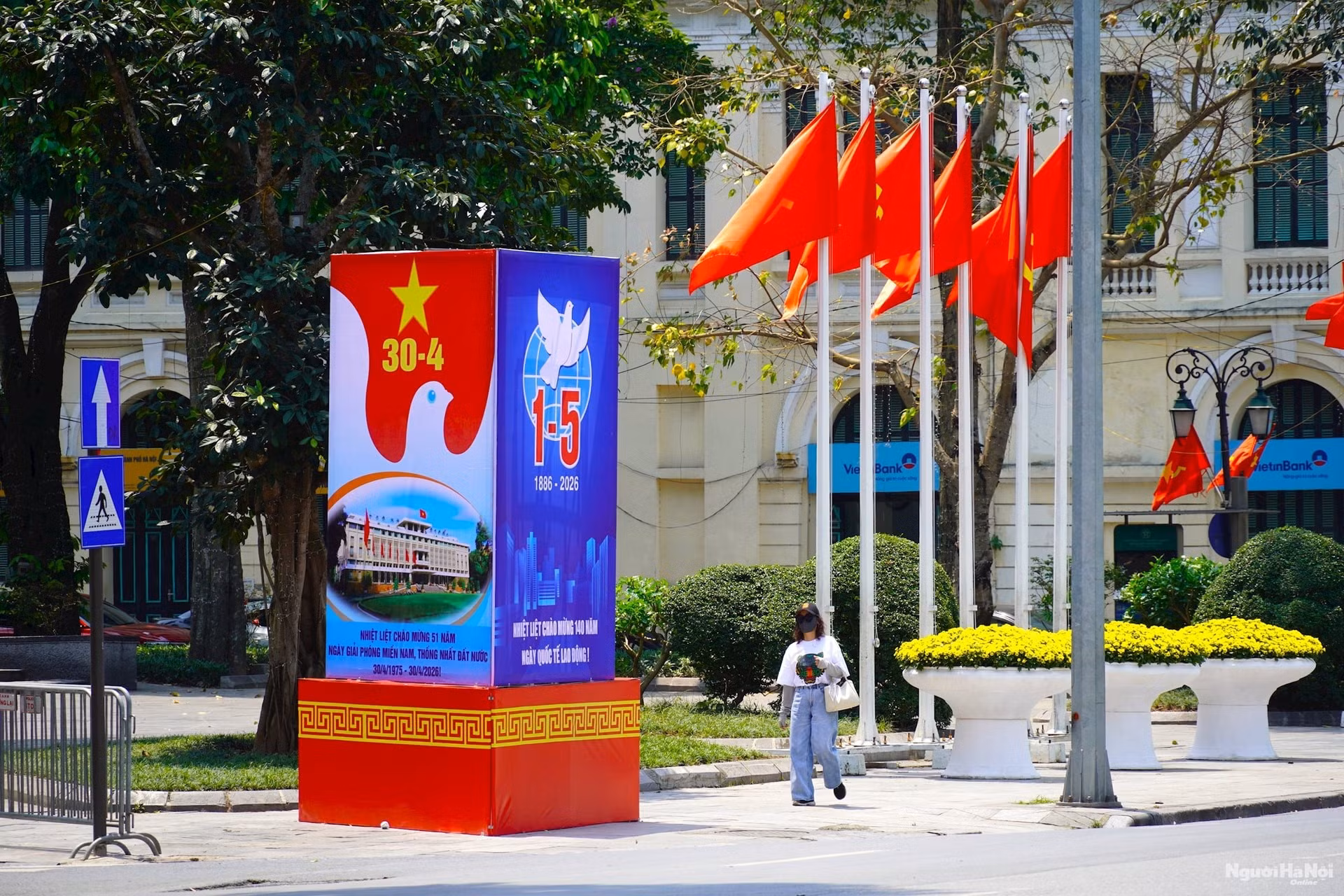 La bandera nacional ondea en muchas calles, creando un fuerte impacto visual que simboliza la unidad y la cohesión del pueblo.