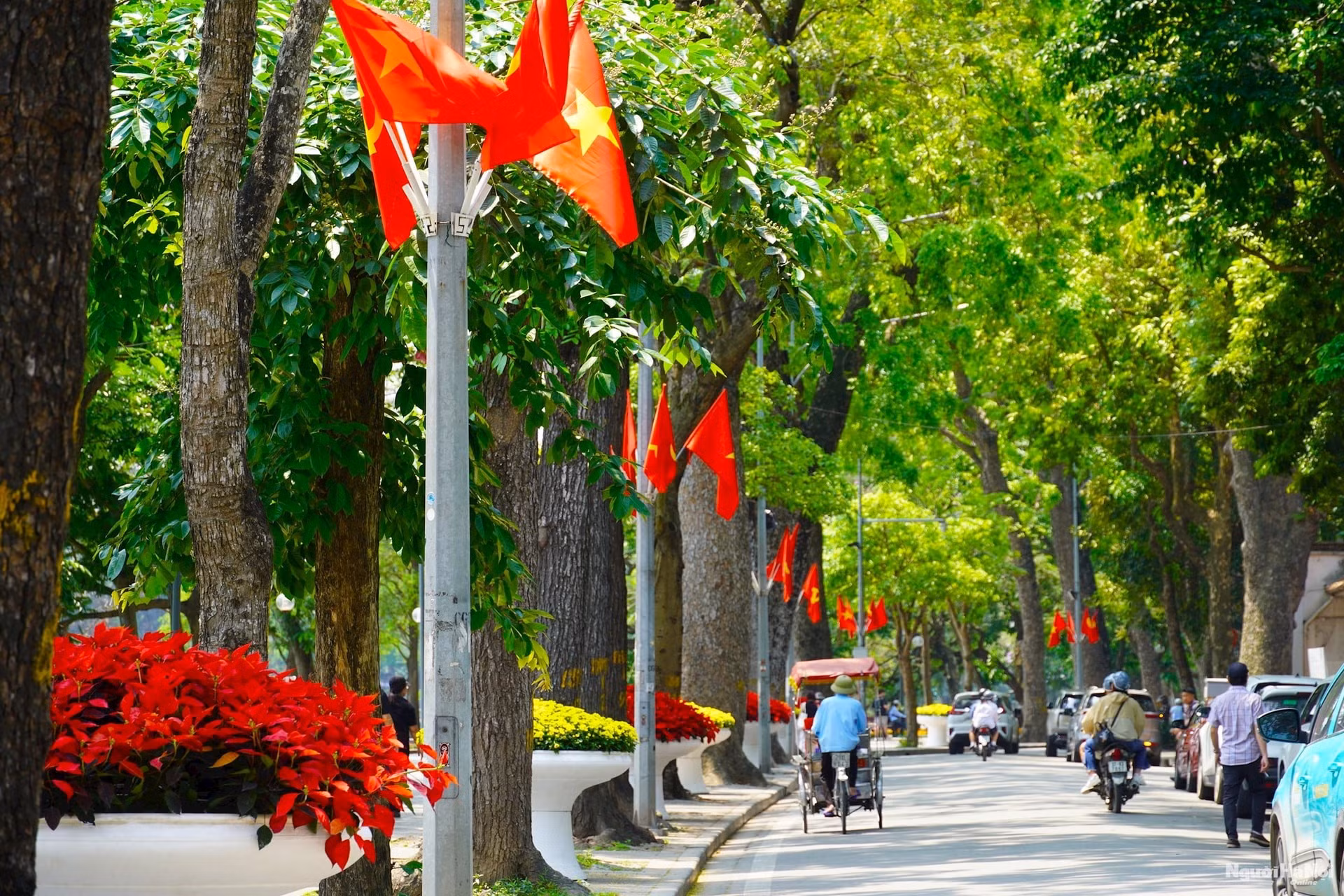 El color rojo inunda calles y avenidas. La capital está impregnada de un ambiente festivo por esta gran celebración nacional.