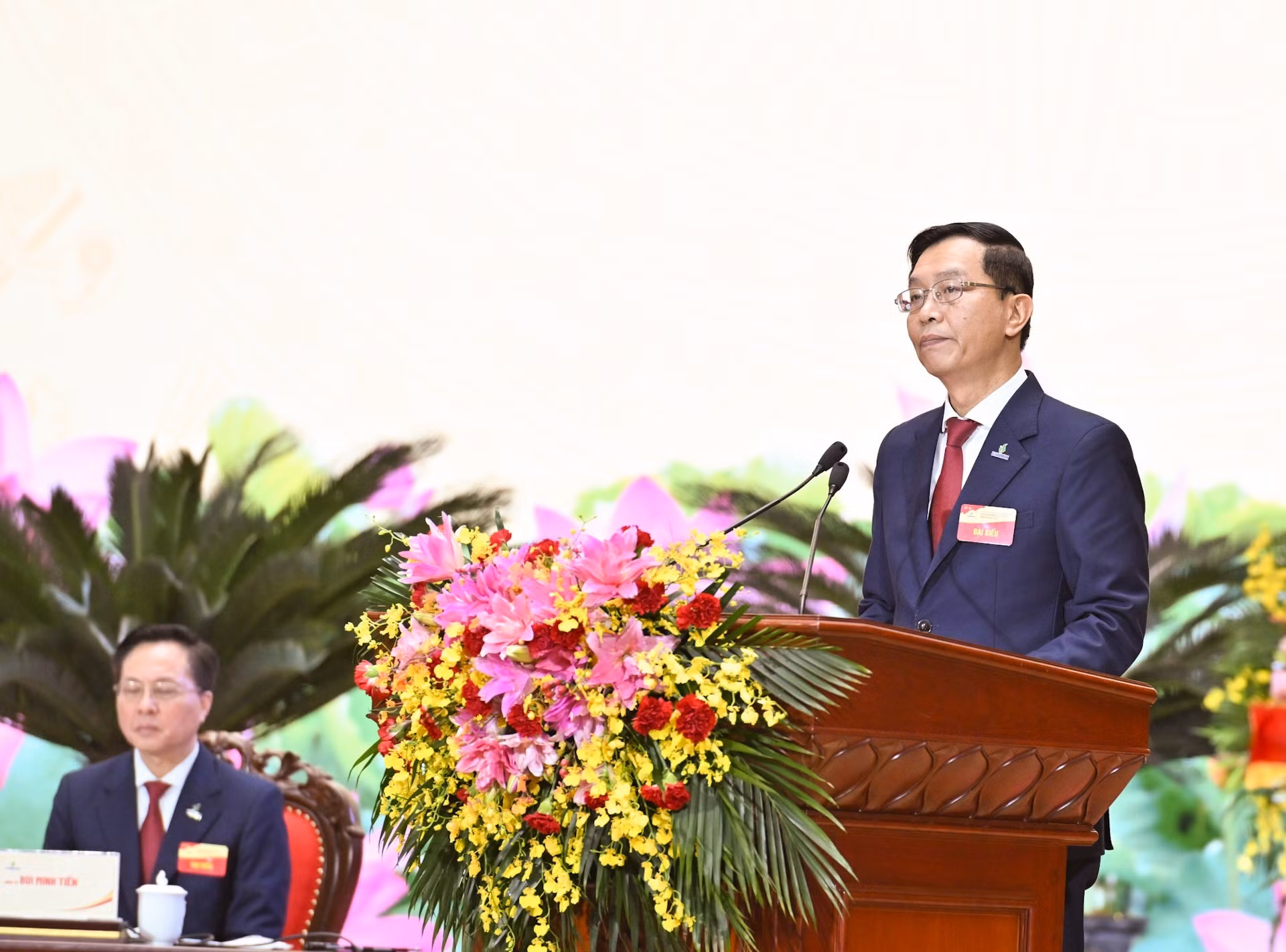 El subsecretario permanente del Comité del Partido del Grupo, Tran Quang Dung, habla en la cita.