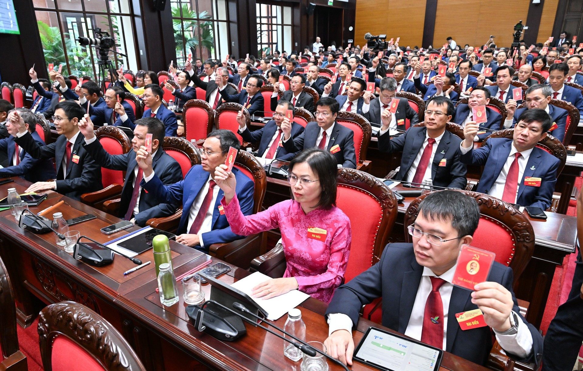 Los delegados votan en la Asamblea.