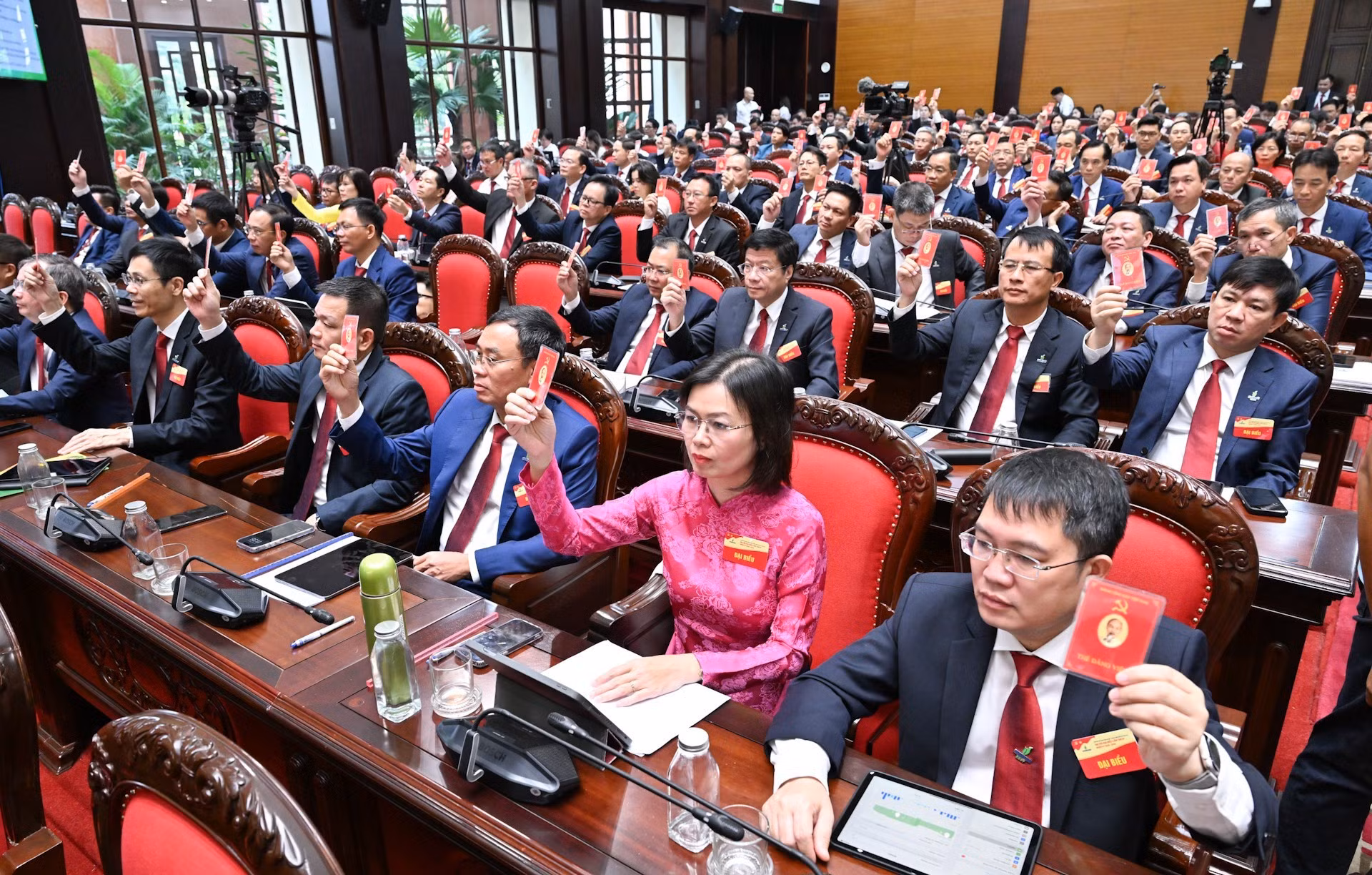 Los delegados votan en la Asamblea.