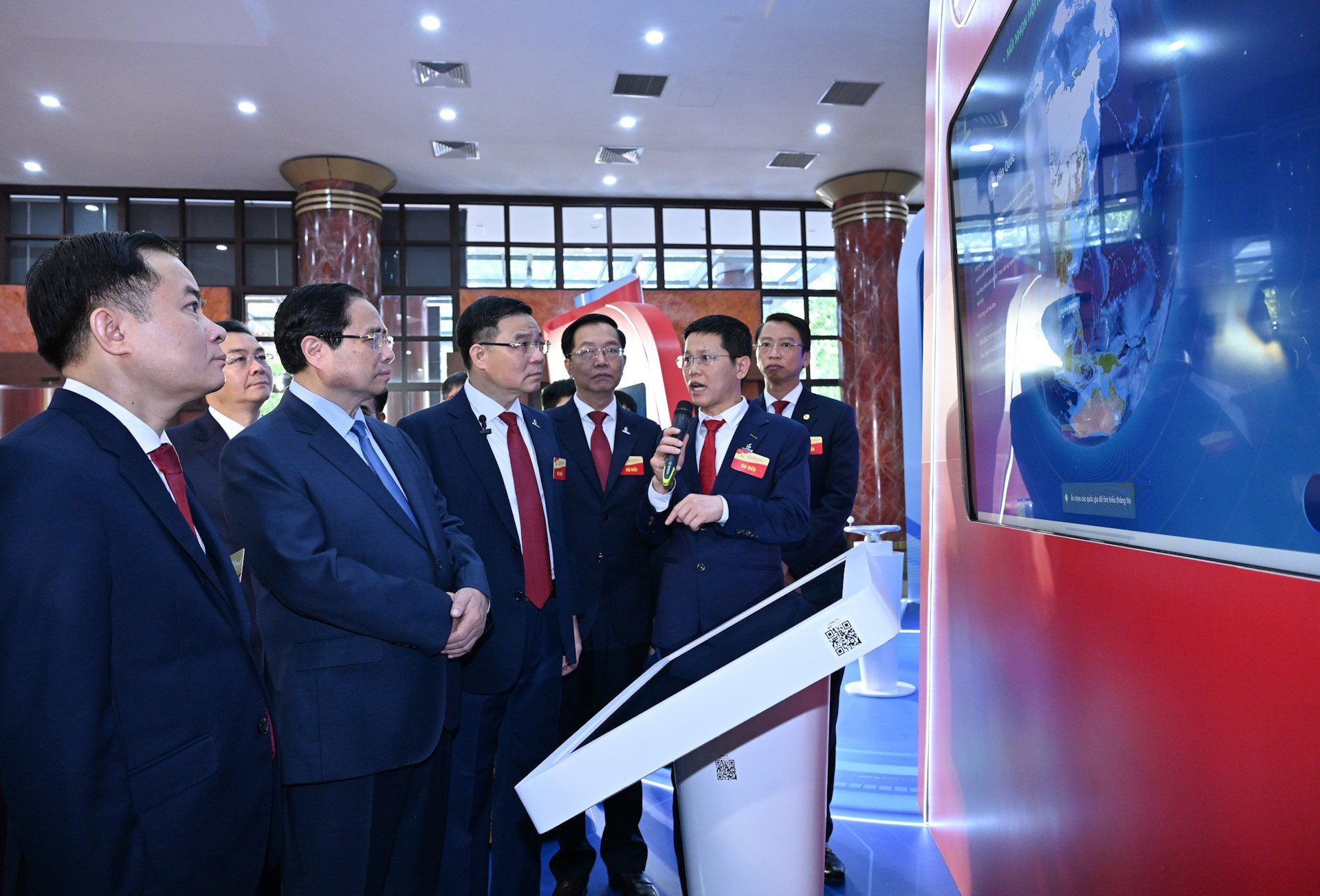 El primer ministro Pham Minh Chinh escucha una introducción a la punta de lanza del Grupo y los proyectos que se implementarán en el futuro.