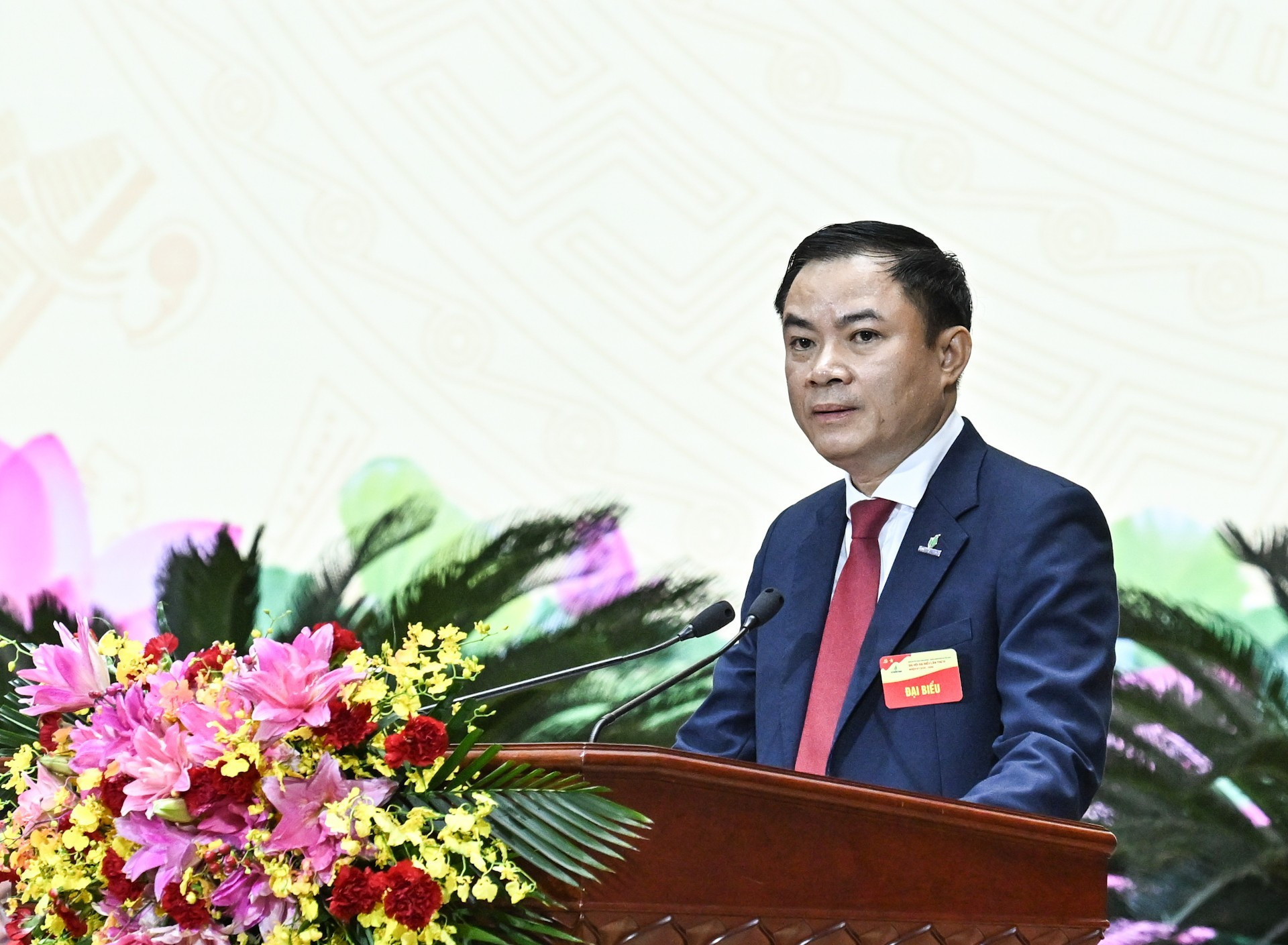 El subsecretario del Comité del Partido y director general de Petrovietnam, Le Ngoc Son, presenta un informe político.