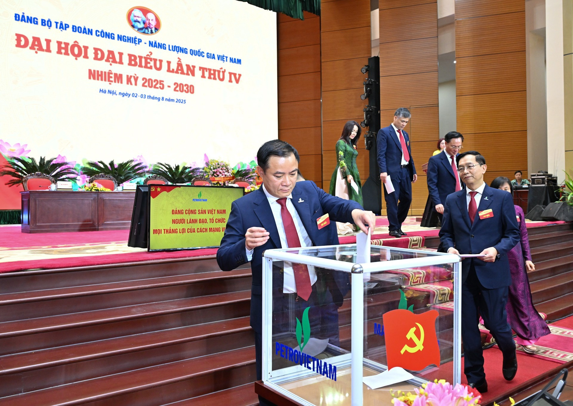 Los delegados votaron para elegir el IV Comité Ejecutivo del Comité del Partido del Petrovietnam para el período 2025-2030.