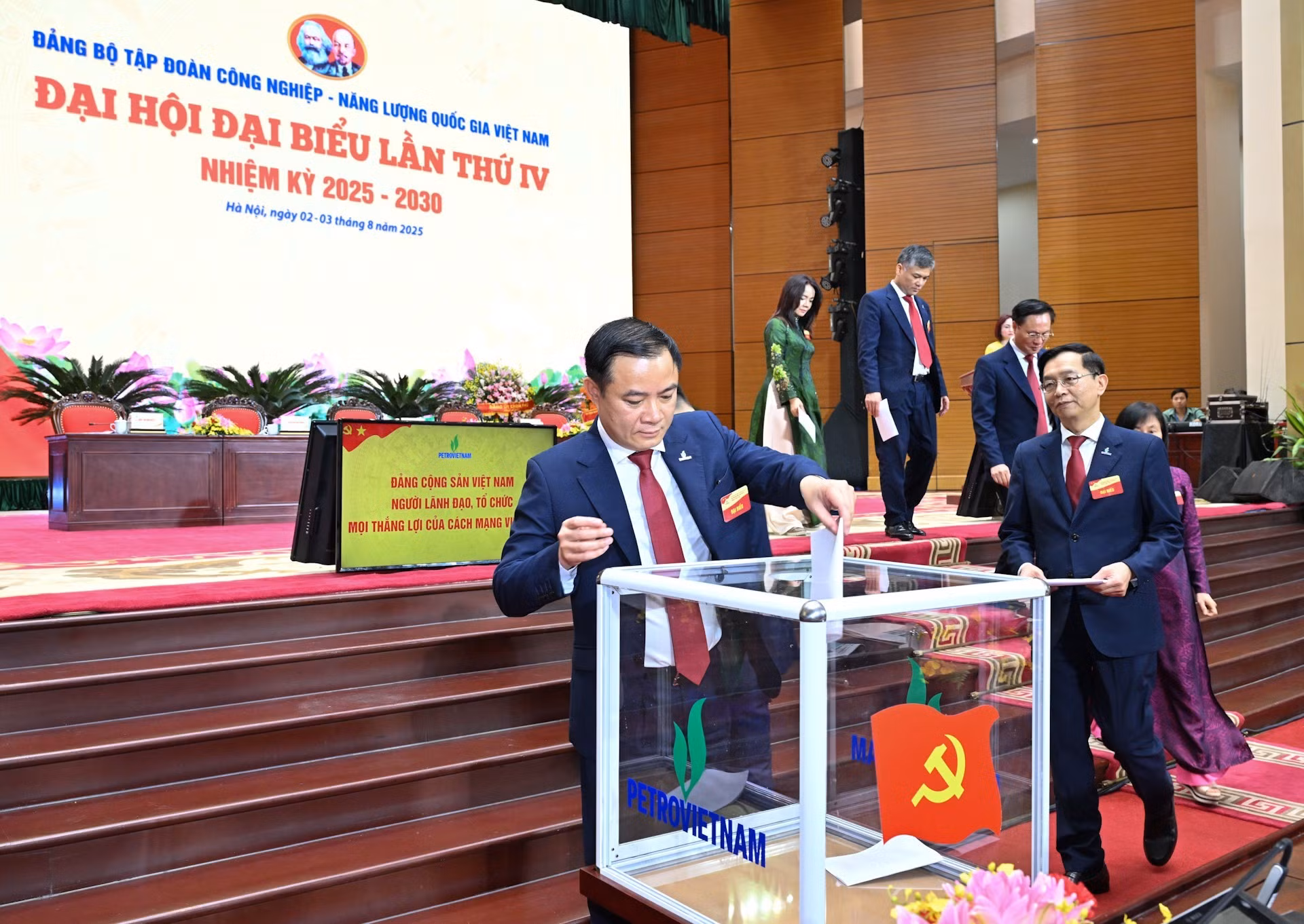 Los delegados votaron para elegir el IV Comité Ejecutivo del Comité del Partido del Petrovietnam para el período 2025-2030.