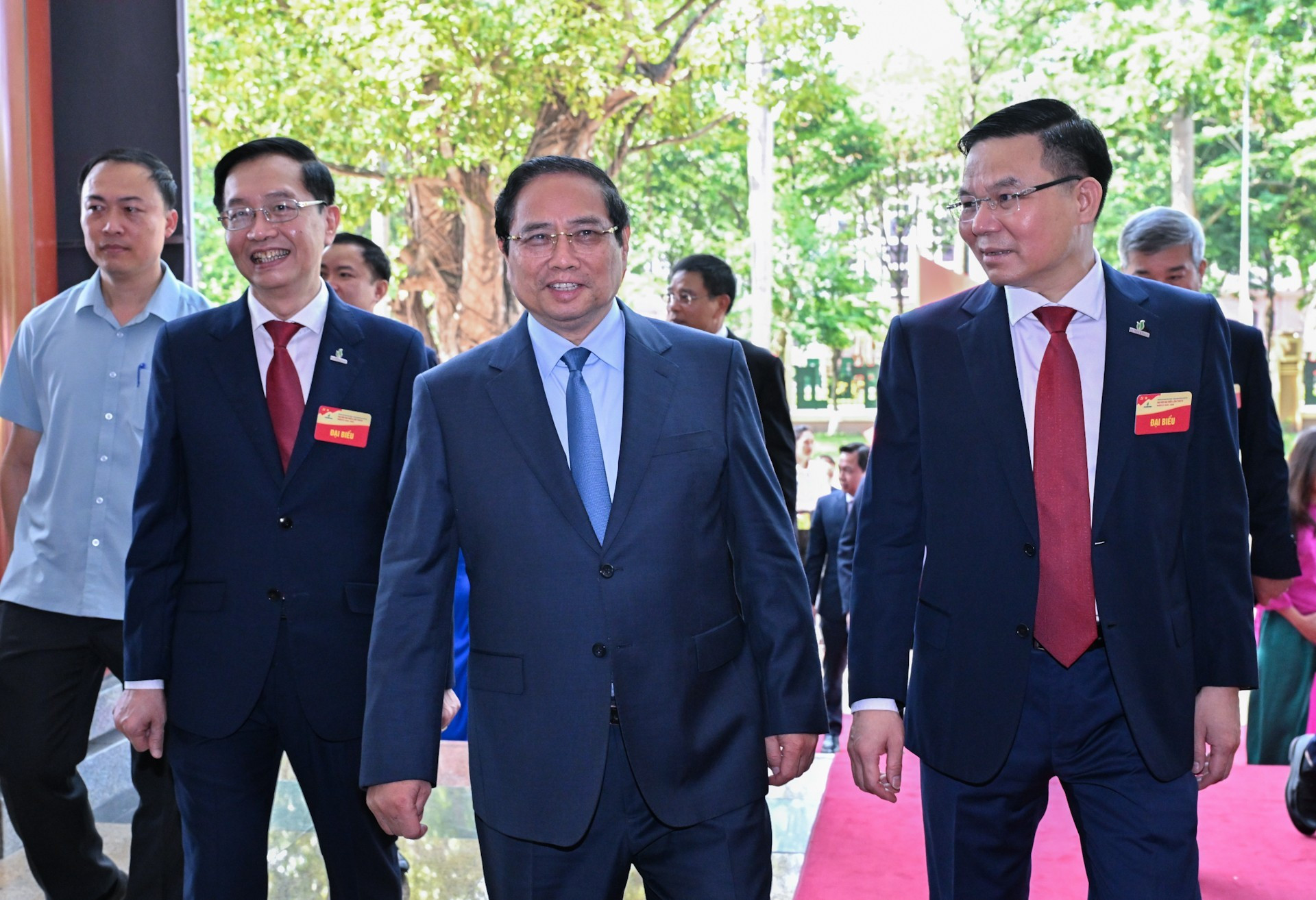 El jefe del gobierno vietnamita Pham Minh Chinh asiste a la cita.