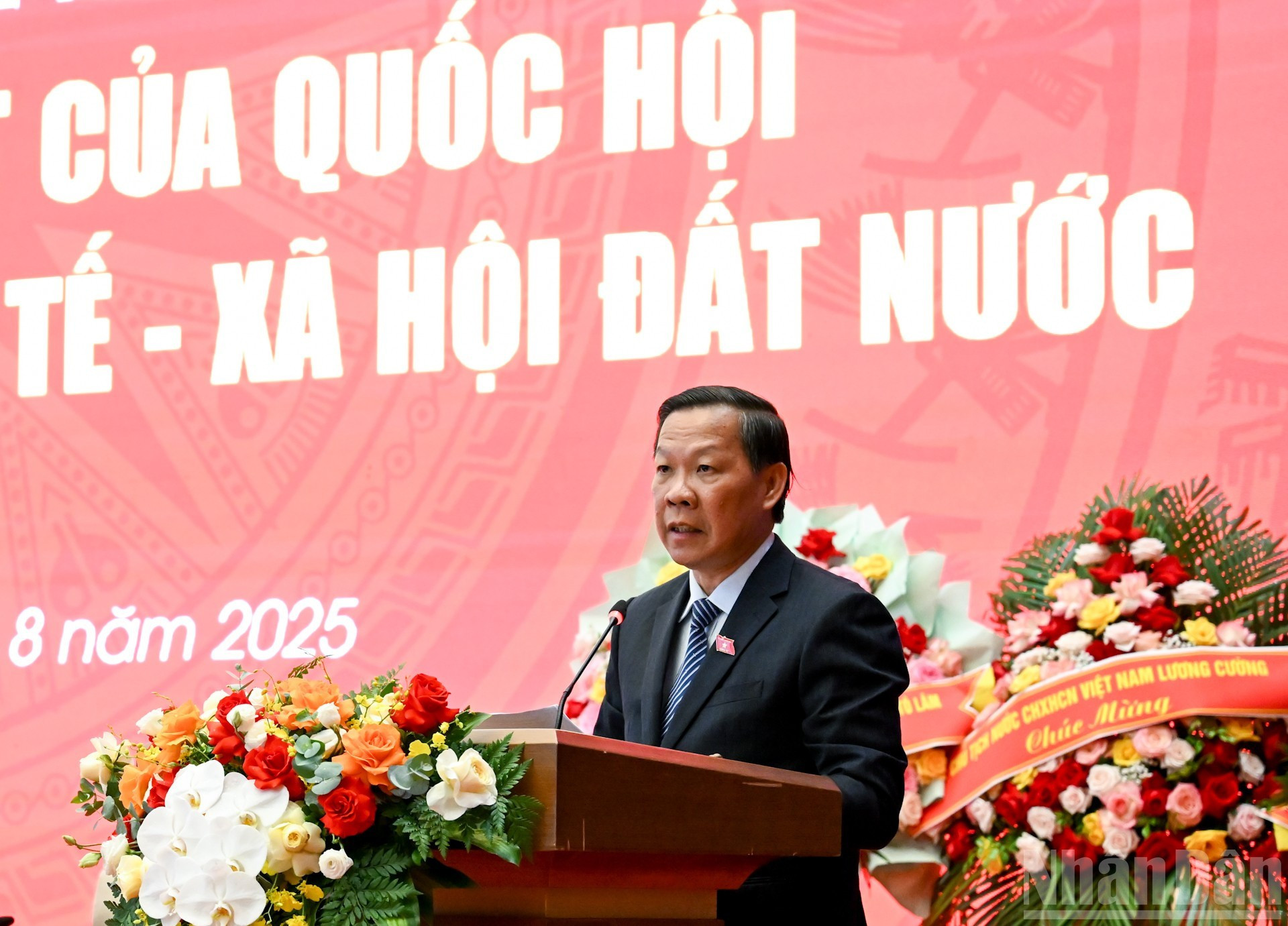 El jefe de la Comisión de Economía y Finanzas, Phan Van Mai, presenta un informe. El jefe de la Comisión de Economía y Finanzas, Phan Van Mai, presenta un informe.